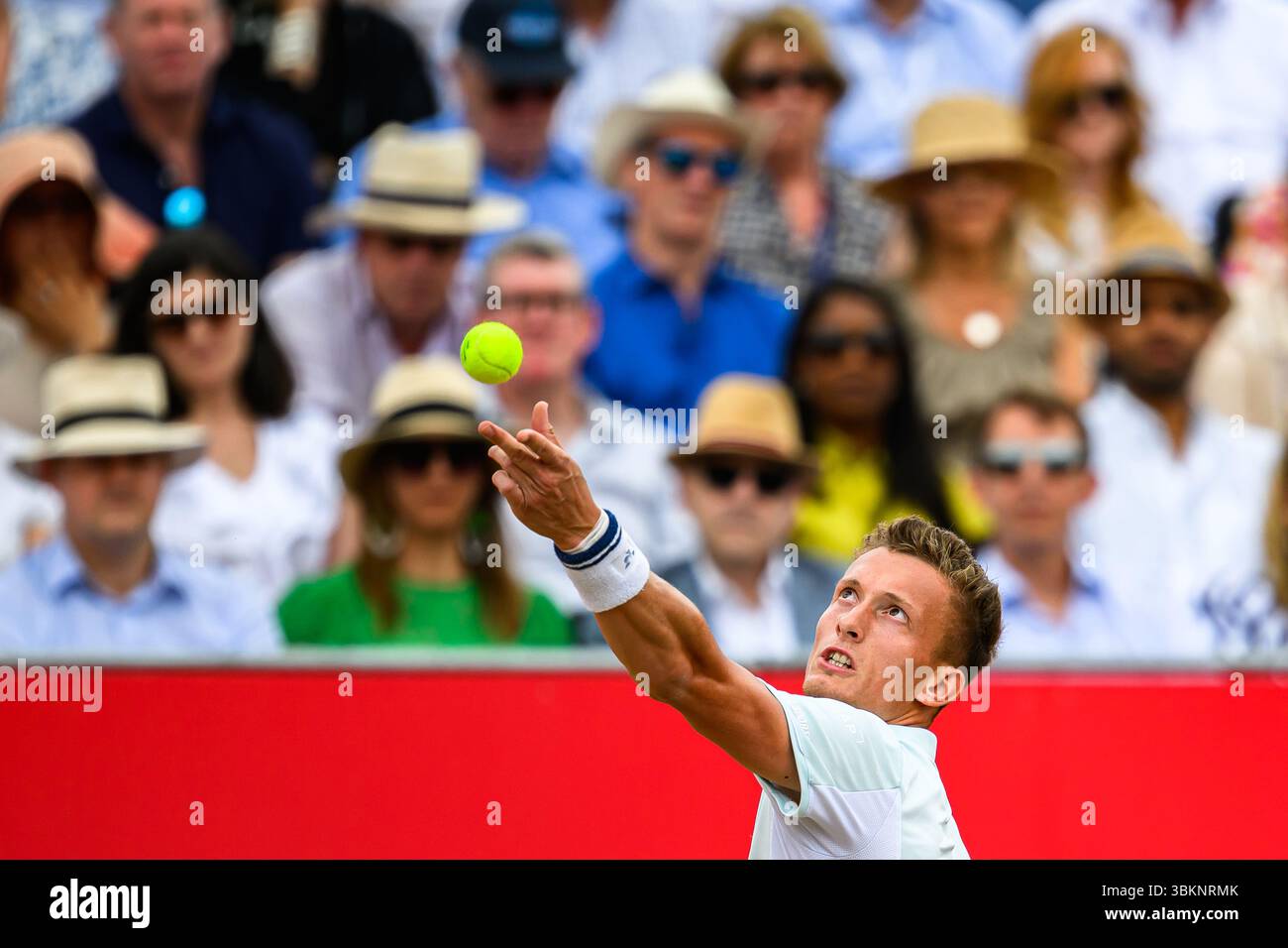 LONDRES, ROYAUME-UNI 22 juin : Jiri Lehecka (CZE) en action contre Carlos Alcaraz (ESP) lors de la finale ATP 500 des Championnats HSBC 2025 au Queen's Club le dimanche 22 juin 2025 à LONDRES, ROYAUME-UNI. Crédit : Taka Wu/Alamy Live News Banque D'Images