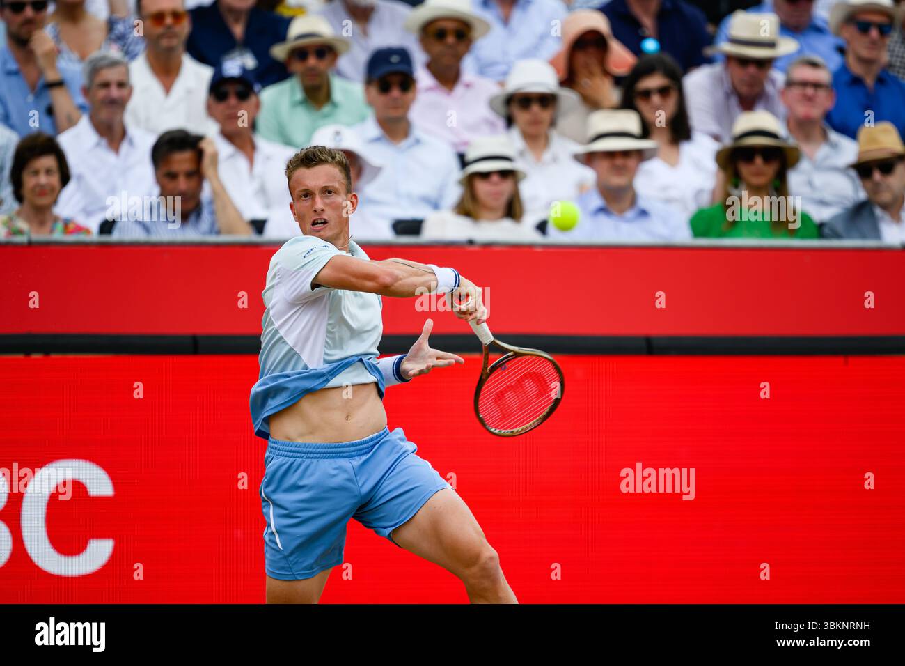 LONDRES, ROYAUME-UNI 22 juin : Jiri Lehecka (CZE) en action contre Carlos Alcaraz (ESP) lors de la finale ATP 500 des Championnats HSBC 2025 au Queen's Club le dimanche 22 juin 2025 à LONDRES, ROYAUME-UNI. Crédit : Taka Wu/Alamy Live News Banque D'Images