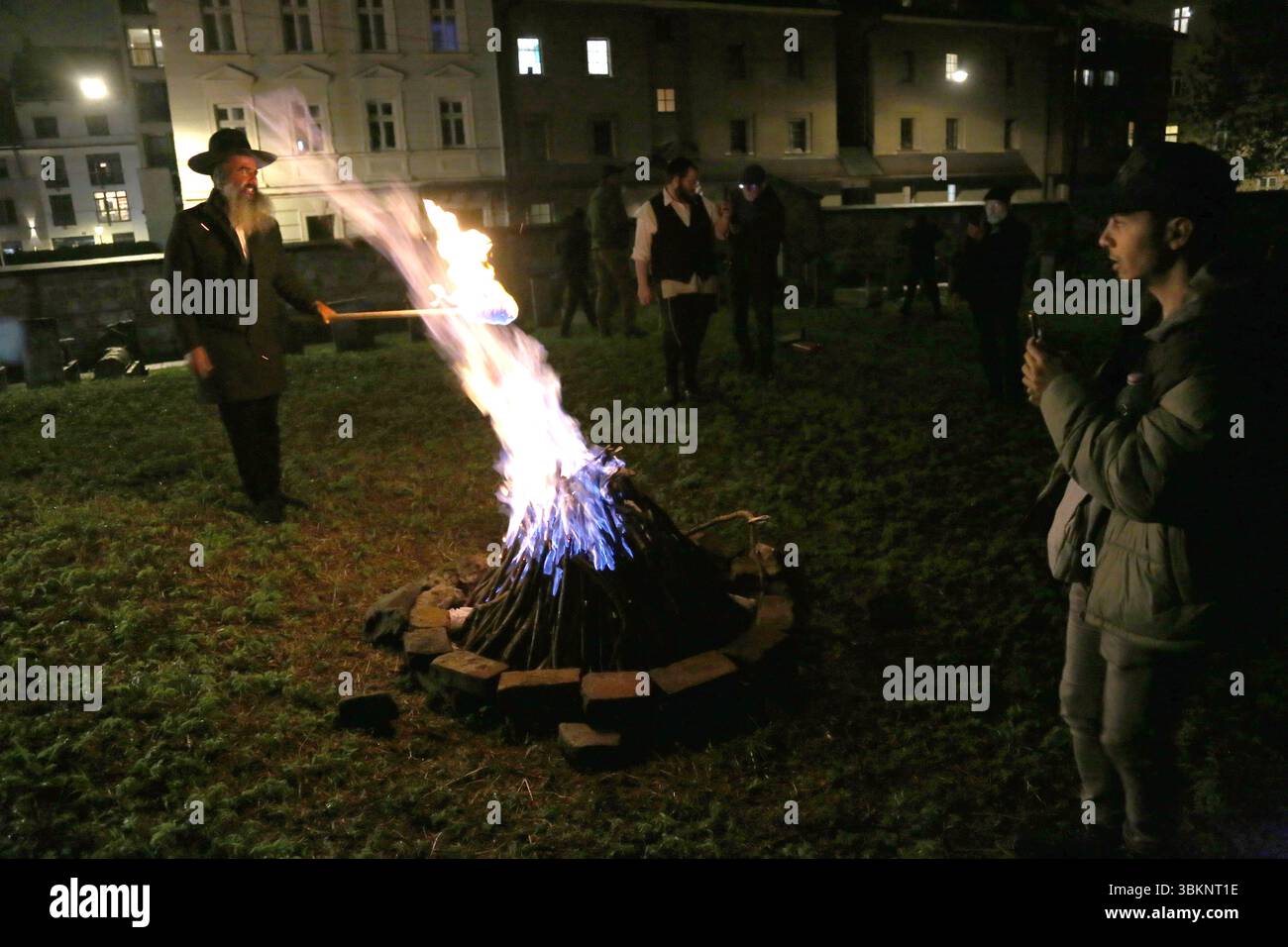 Cracovie. Cracovie. Pologne. Juifs orthodoxes célébrant la fête de Lag Ba-Omer faisant feu de joie et dansant autour de lui vu au cimetière Remuh à Kazimi Banque D'Images