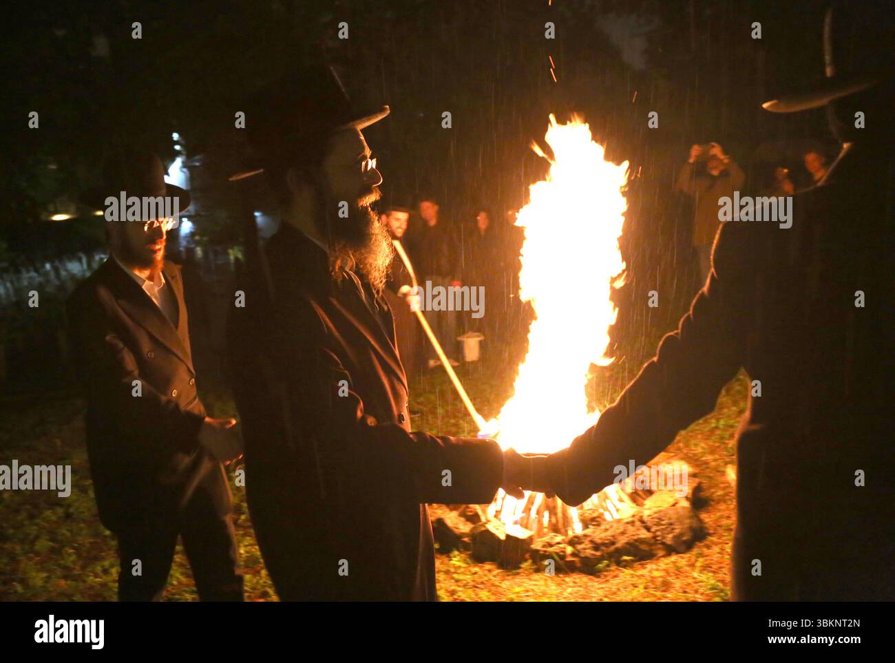 Cracovie. Cracovie. Pologne. Juifs orthodoxes célébrant la fête de Lag Ba-Omer faisant feu de joie et dansant autour de lui vu au cimetière Remuh à Kazimi Banque D'Images