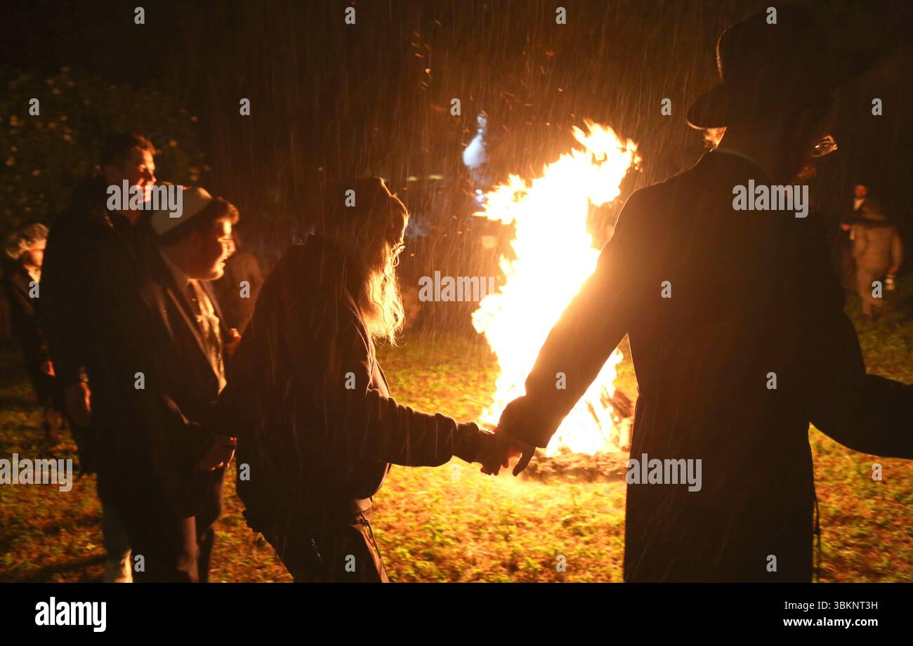 Cracovie. Cracovie. Pologne. Juifs orthodoxes célébrant la fête de Lag Ba-Omer faisant feu de joie et dansant autour de lui vu au cimetière Remuh à Kazimi Banque D'Images