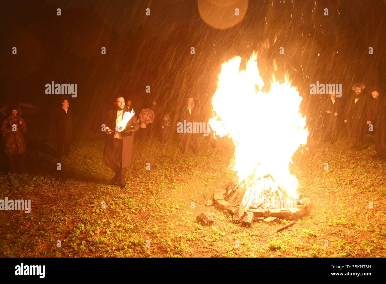 Cracovie. Cracovie. Pologne. Juifs orthodoxes célébrant la fête de Lag Ba-Omer faisant feu de joie et dansant autour de lui vu au cimetière Remuh à Kazimi Banque D'Images