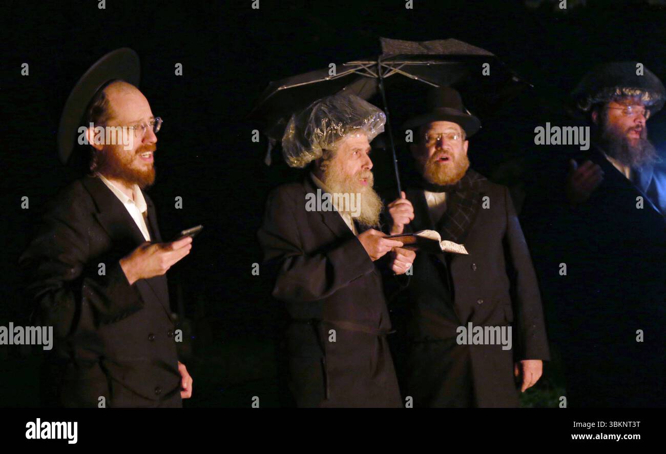 Cracovie. Cracovie. Pologne. Juifs orthodoxes célébrant la fête de Lag Ba-Omer faisant feu de joie et dansant autour de lui vu au cimetière Remuh à Kazimi Banque D'Images