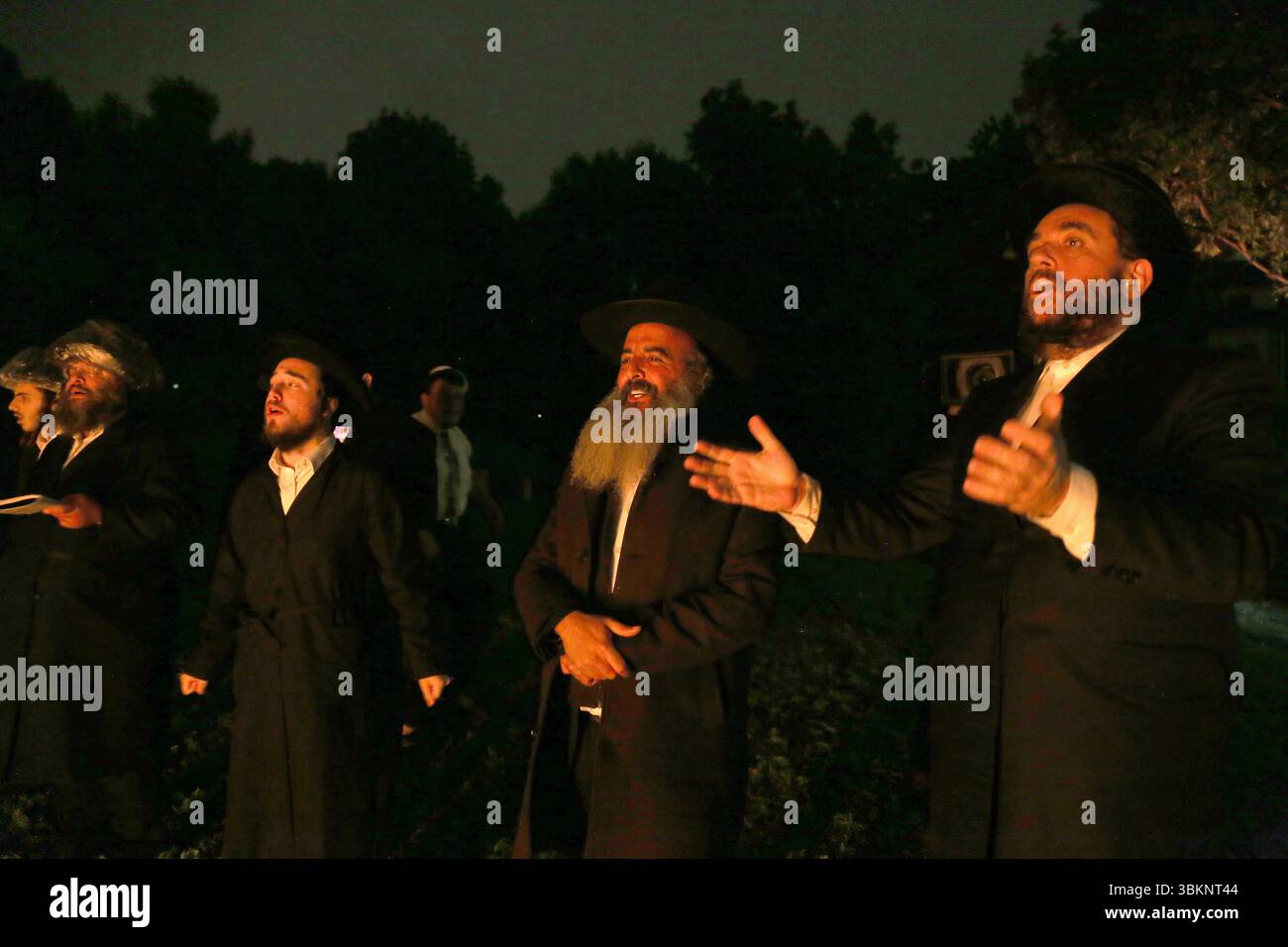 Cracovie. Cracovie. Pologne. Juifs orthodoxes célébrant la fête de Lag Ba-Omer faisant feu de joie et dansant autour de lui vu au cimetière Remuh à Kazimi Banque D'Images