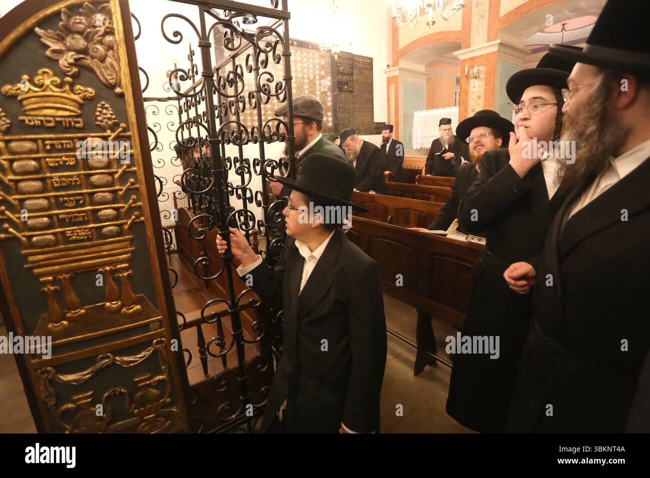 Cracovie. Cracovie. Pologne. Juifs orthodoxes célébrant la fête de Lag Ba-Omer faisant feu de joie et dansant autour de lui vu au cimetière Remuh à Kazimi Banque D'Images