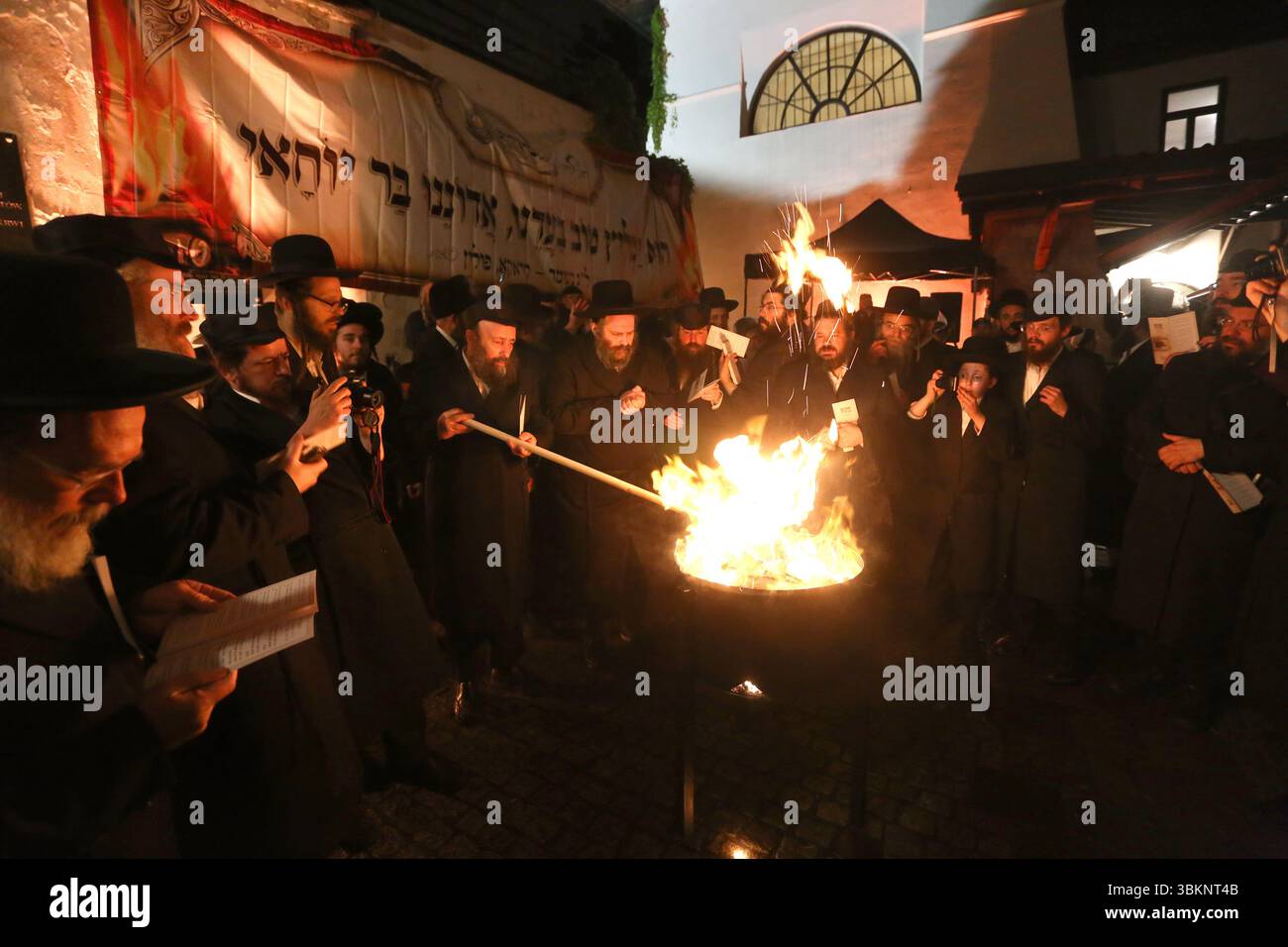 Cracovie. Cracovie. Pologne. Juifs orthodoxes célébrant la fête de Lag Ba-Omer faisant feu de joie et dansant autour de lui vu au cimetière Remuh à Kazimi Banque D'Images