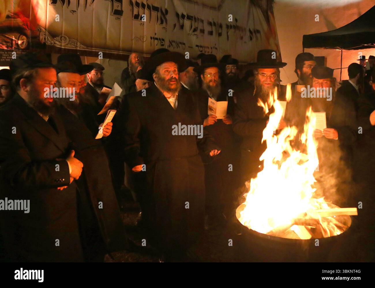 Cracovie. Cracovie. Pologne. Juifs orthodoxes célébrant la fête de Lag Ba-Omer faisant feu de joie et dansant autour de lui vu au cimetière Remuh à Kazimi Banque D'Images