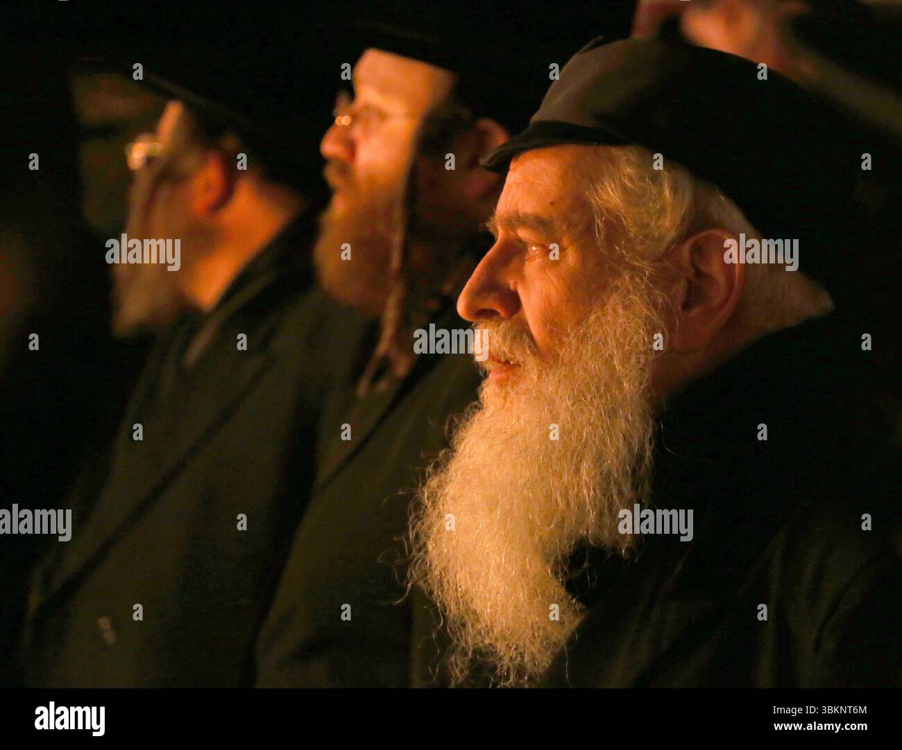 Cracovie. Cracovie. Pologne. Juifs orthodoxes célébrant la fête de Lag Ba-Omer faisant feu de joie et dansant autour de lui vu au cimetière Remuh à Kazimi Banque D'Images