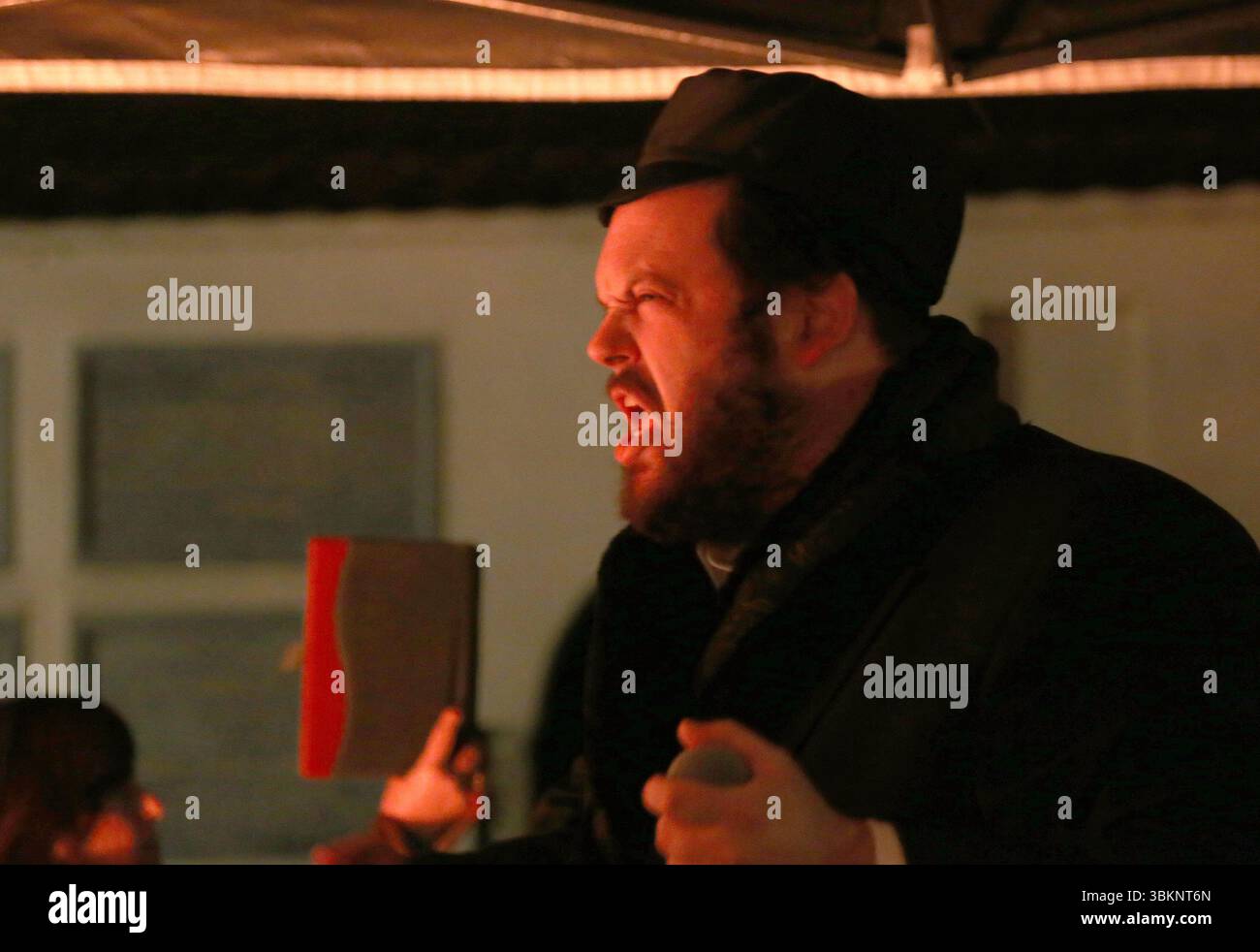 Cracovie. Cracovie. Pologne. Juifs orthodoxes célébrant la fête de Lag Ba-Omer faisant feu de joie et dansant autour de lui vu au cimetière Remuh à Kazimi Banque D'Images