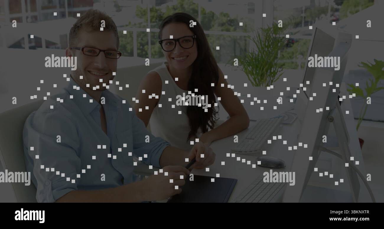 Collaboration collègues de bureau esquissant sur tablette graphique dans le bureau, avec stylet et moniteur Banque D'Images