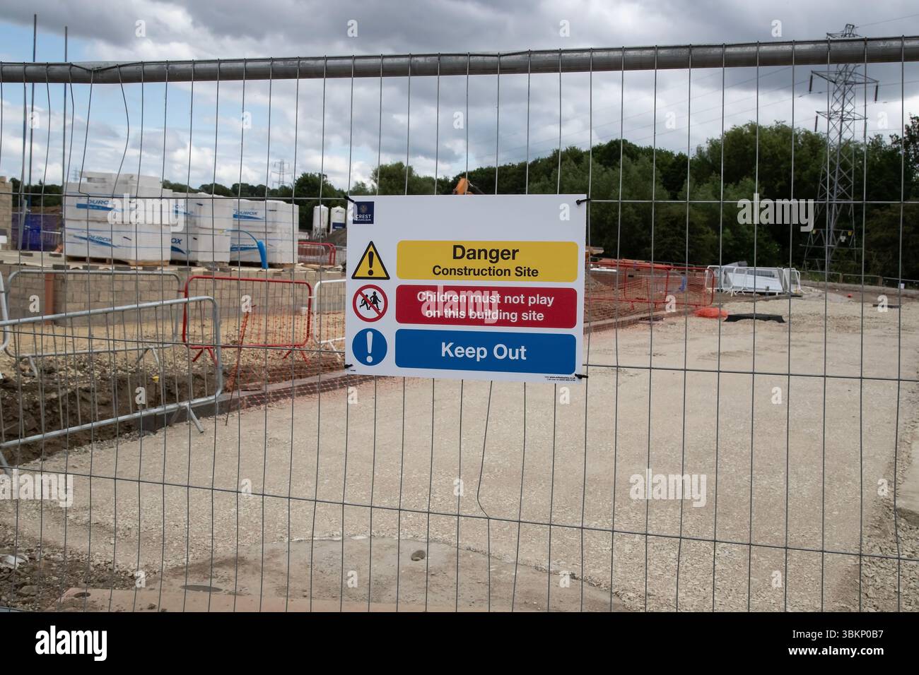 Panneau d'avertissement de danger sur une clôture entourant un nouveau chantier de construction de logements interdisant au public et aux enfants d'entrer Banque D'Images