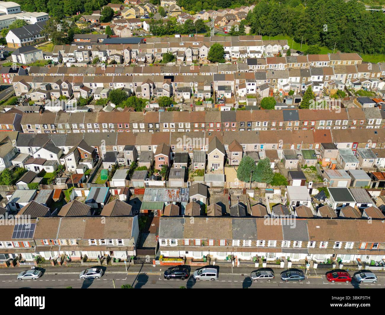 Treforest, Pontypridd, pays de Galles, Royaume-Uni - 19 juin 2025 : vue aérienne de maisons mitoyennes traditionnelles dans les rues de Treforest dans le sud du pays de Galles. Banque D'Images