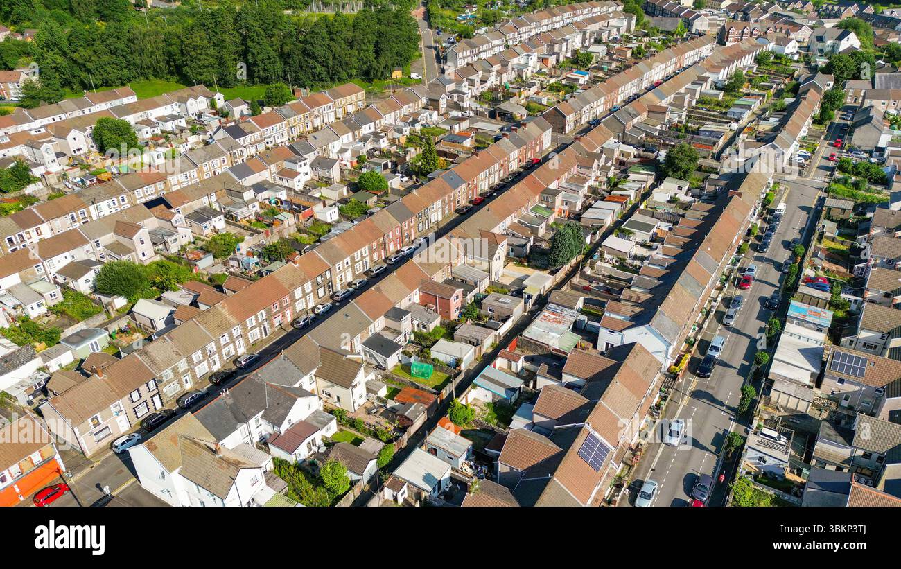 Treforest, Pontypridd, pays de Galles, Royaume-Uni - 19 juin 2025 : vue aérienne de maisons mitoyennes traditionnelles dans les rues de Treforest dans le sud du pays de Galles. Banque D'Images