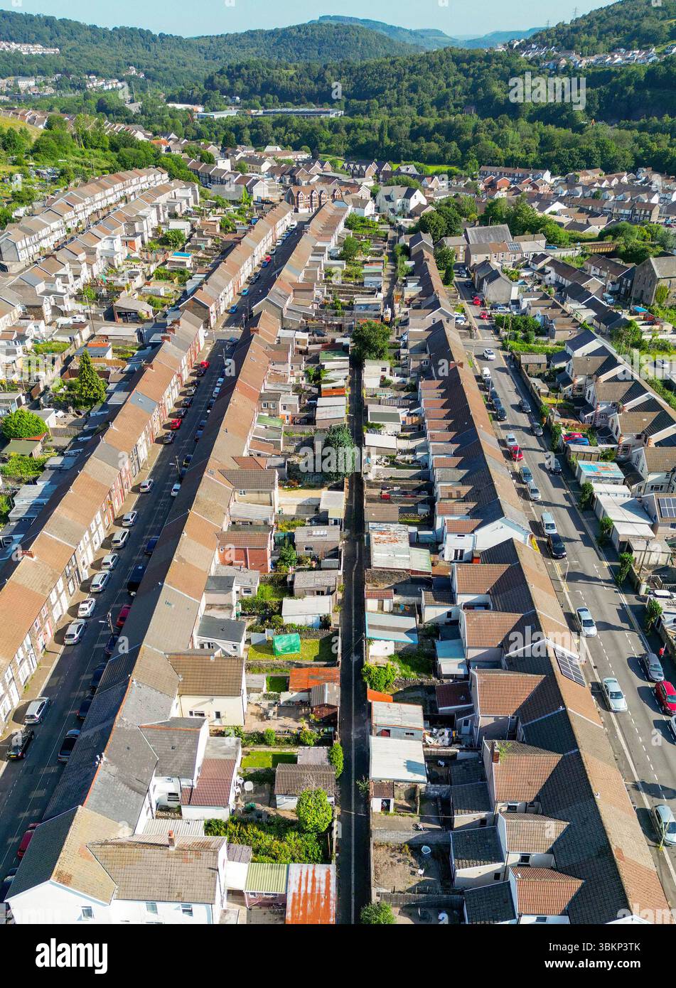 Treforest, Pontypridd, pays de Galles, Royaume-Uni - 19 juin 2025 : vue aérienne de maisons mitoyennes traditionnelles dans les rues de Treforest dans le sud du pays de Galles. Banque D'Images