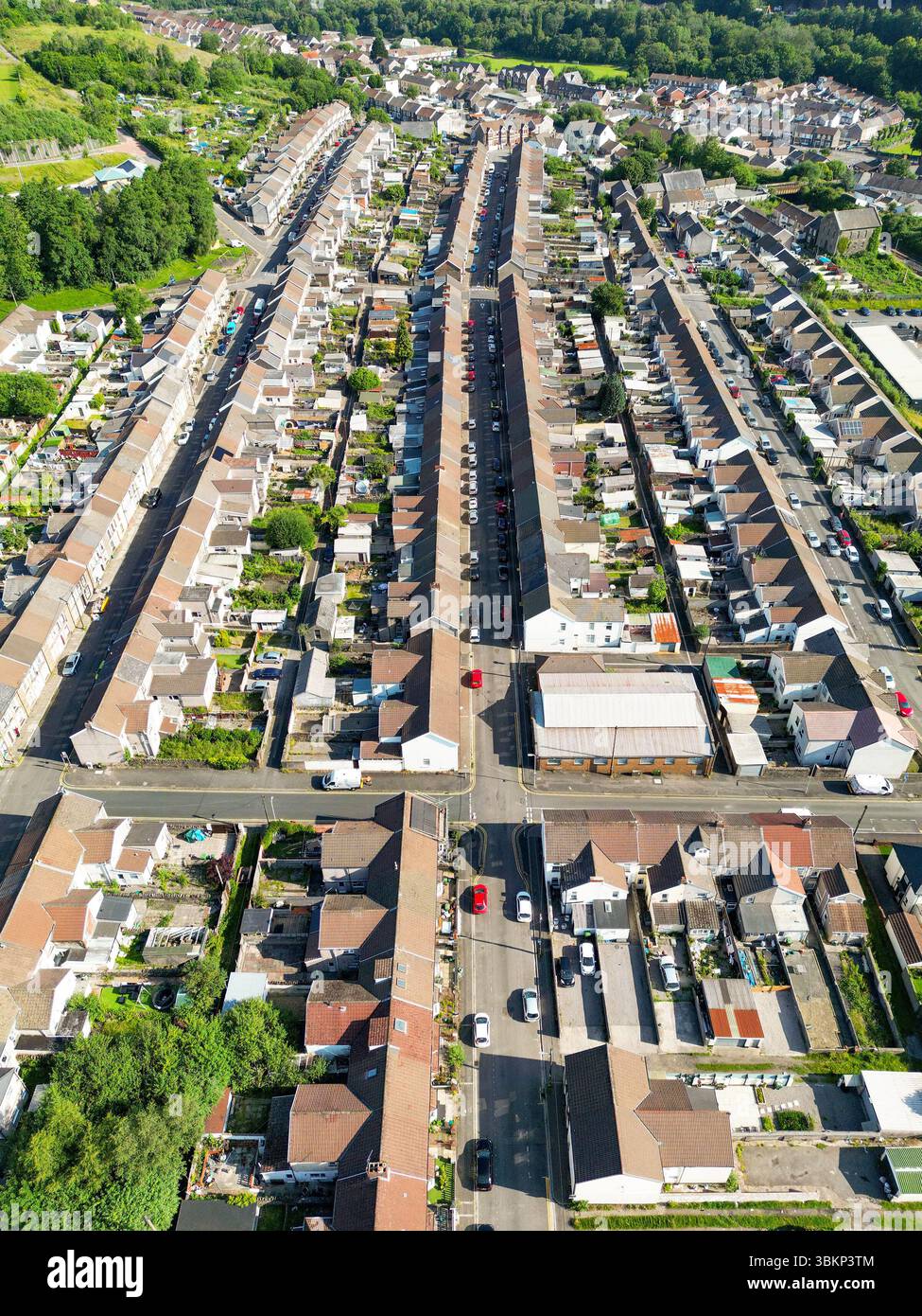 Treforest, Pontypridd, pays de Galles, Royaume-Uni - 19 juin 2025 : vue aérienne de maisons mitoyennes traditionnelles dans les rues de Treforest dans le sud du pays de Galles. Banque D'Images