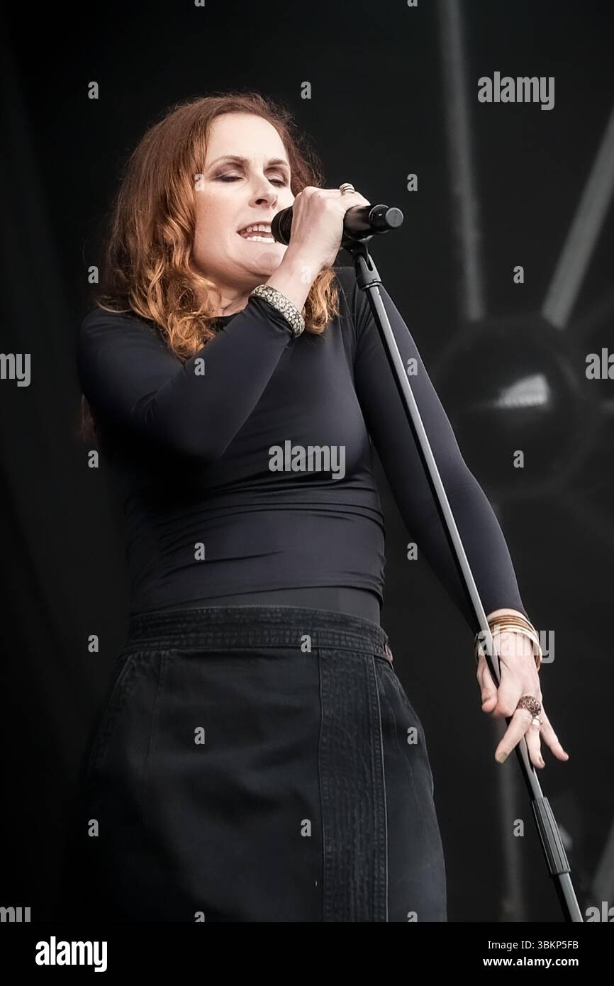 Newport, Royaume-Uni. 22 juin 2025. La chanteuse-compositrice anglaise Geneviève Alison Jane Ballard, née Moyet, connue professionnellement sous le nom d'Alison Moyet, anciennement ALF. Spectacle live sur scène au Festival de l'île de Wight. Moyet est connu comme moitié du duo synth-pop Yazoo avec l'ancien membre de Depeche mode Vince Clarke. Crédit : SOPA images Limited/Alamy Live News Banque D'Images