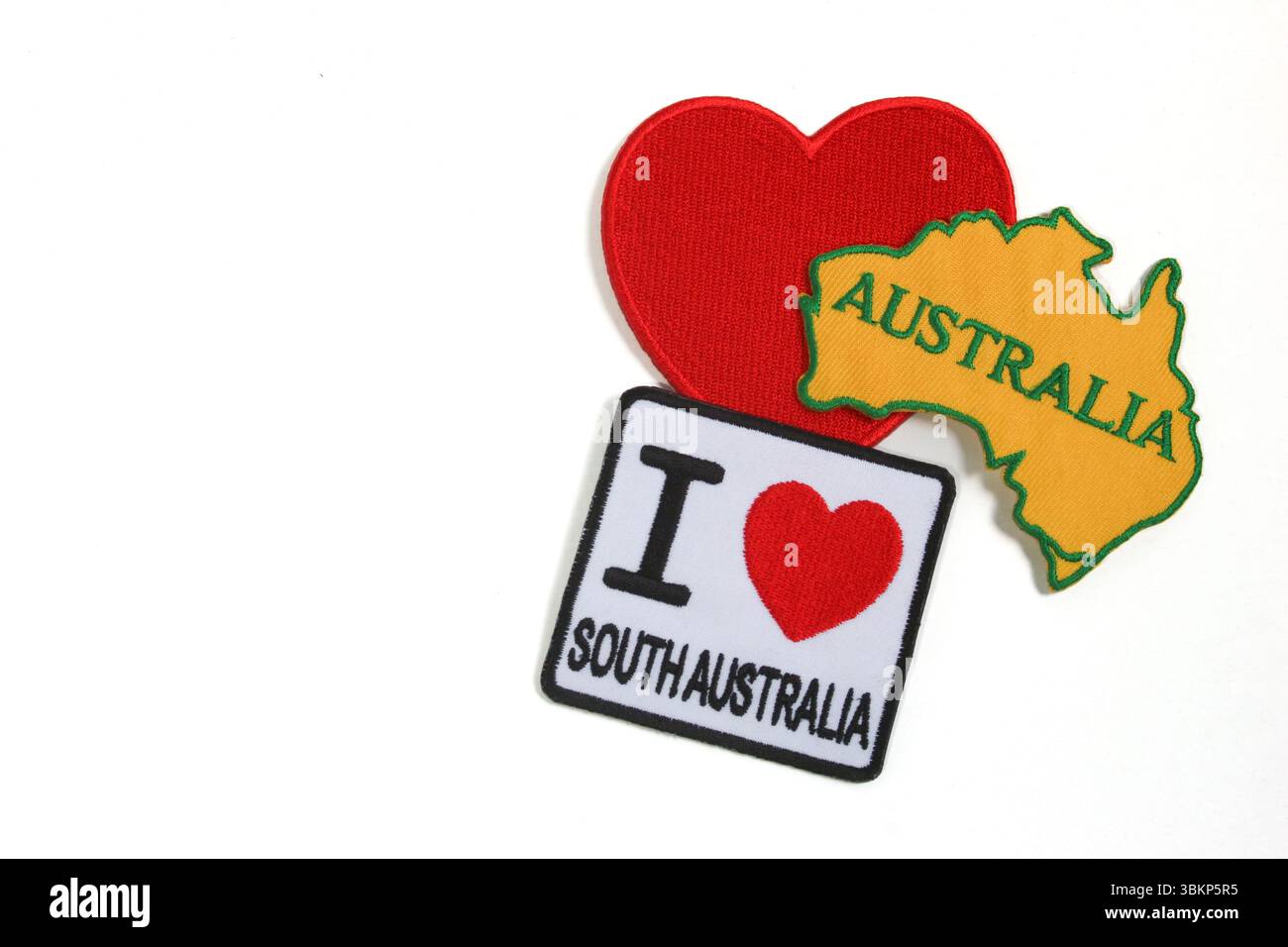 Brodé « I LOVE South Australia » avec cœur rouge et carte à droite, fond blanc, espace laissé pour le texte. Oeuvre d'art artisanale isolée. Banque D'Images