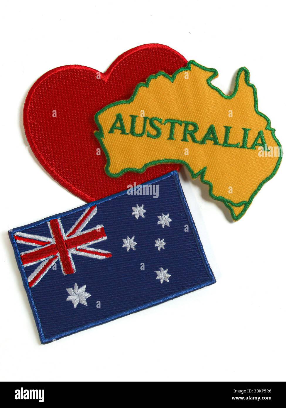Love Australia carte brodée verticale, cœur rouge et drapeau australien centré sur fond blanc. Fait main, conception isolée. Banque D'Images