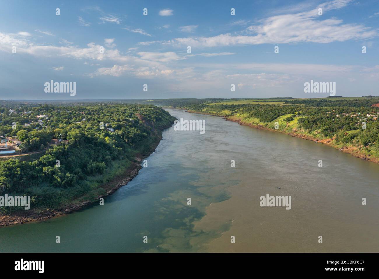 Vue aérienne de la rivière Iguazu entre l'Argentine et le Brésil. Banque D'Images