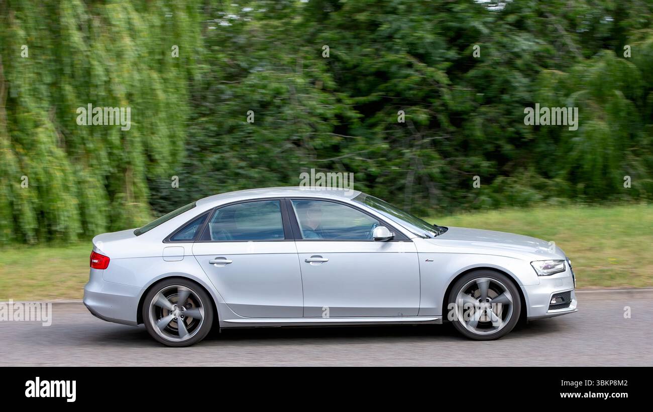 Milton Keynes,Bucks,UK - 22 juin 2025 : 2013 Audi A4 voiture conduisant sur une route britannique Banque D'Images