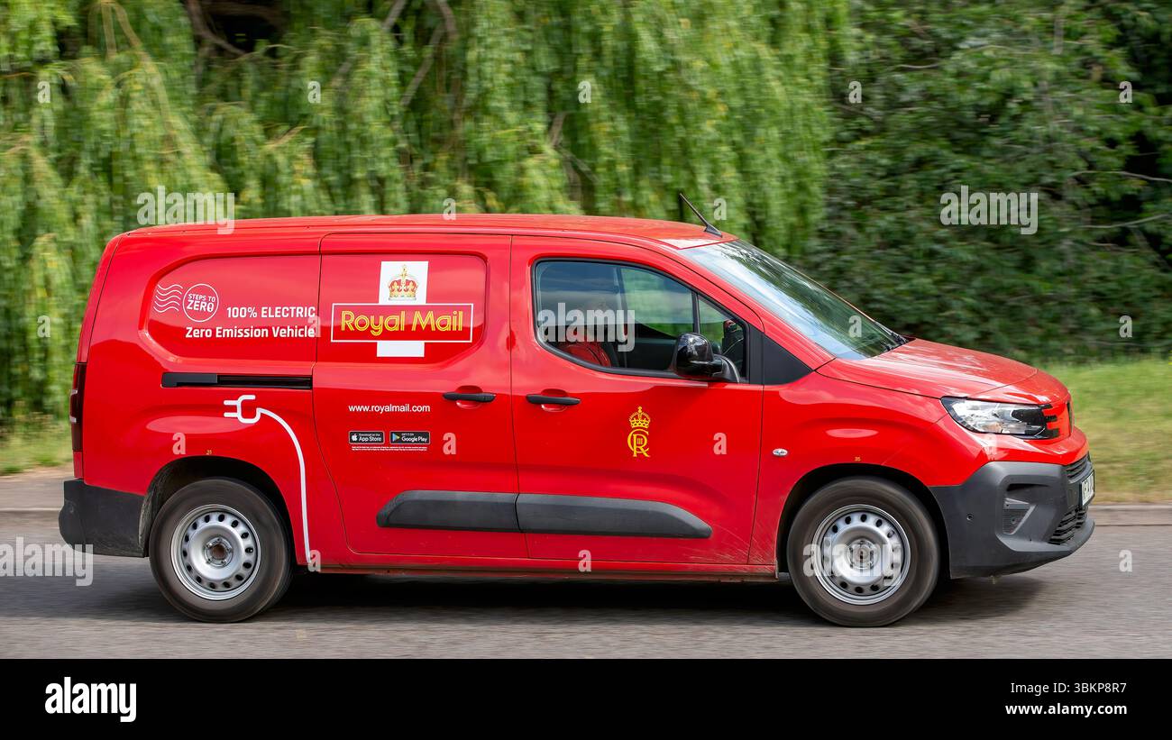 Milton Keynes,Bucks,UK - 22 juin 2025 : 2024 Peugeot Partner Royal mail van électrique sur une route britannique Banque D'Images