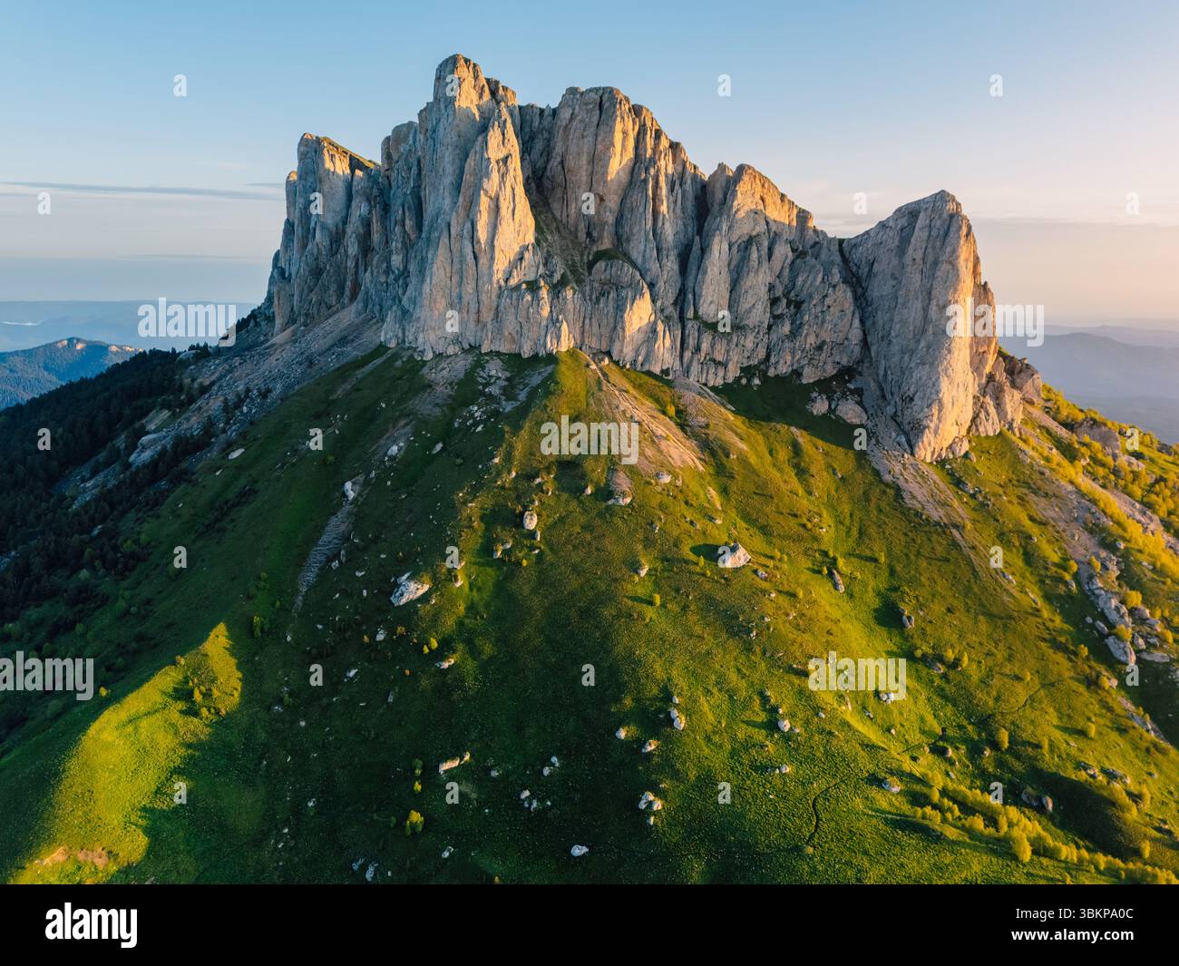 Vue panoramique drone du mont Bolchoï Tkhach dans le Caucase avec coucher ou lever du soleil Banque D'Images