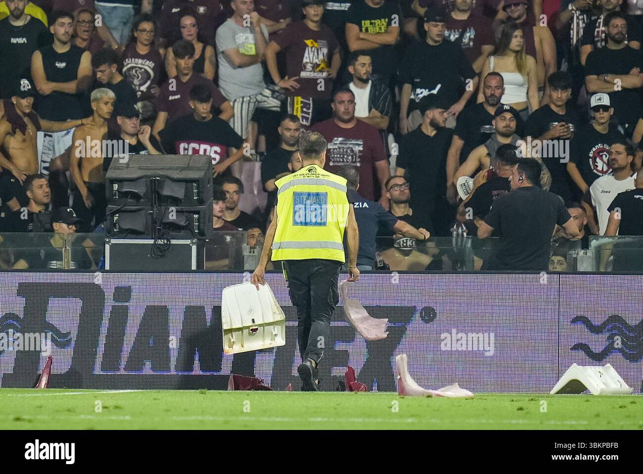 Salerne, Italie. 22 juin 2025. Un steward récupère les sièges jetés par les supporters américains de Salernitana lors du match de la Serie B Play-Out Step 2 entre les américains Salernitana et UC Sampdoria au Stadio Arechi le 22 juin 2025 à Salerne, en Italie. Crédit : Giuseppe Maffia/Alamy Live News Banque D'Images