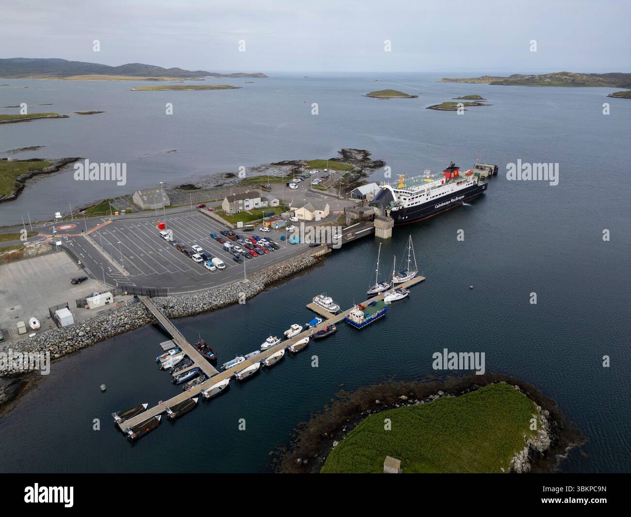 Le Caledonian MacBrayne Ferry MV Hebrides a accosté à Lochmaddy, North Uist, Hébrides extérieures, Écosse. Banque D'Images
