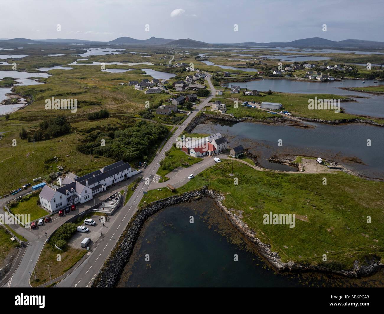 Vue aérienne par drone de Lochmaddy, North Uist, Hébrides extérieures, Écosse. Banque D'Images