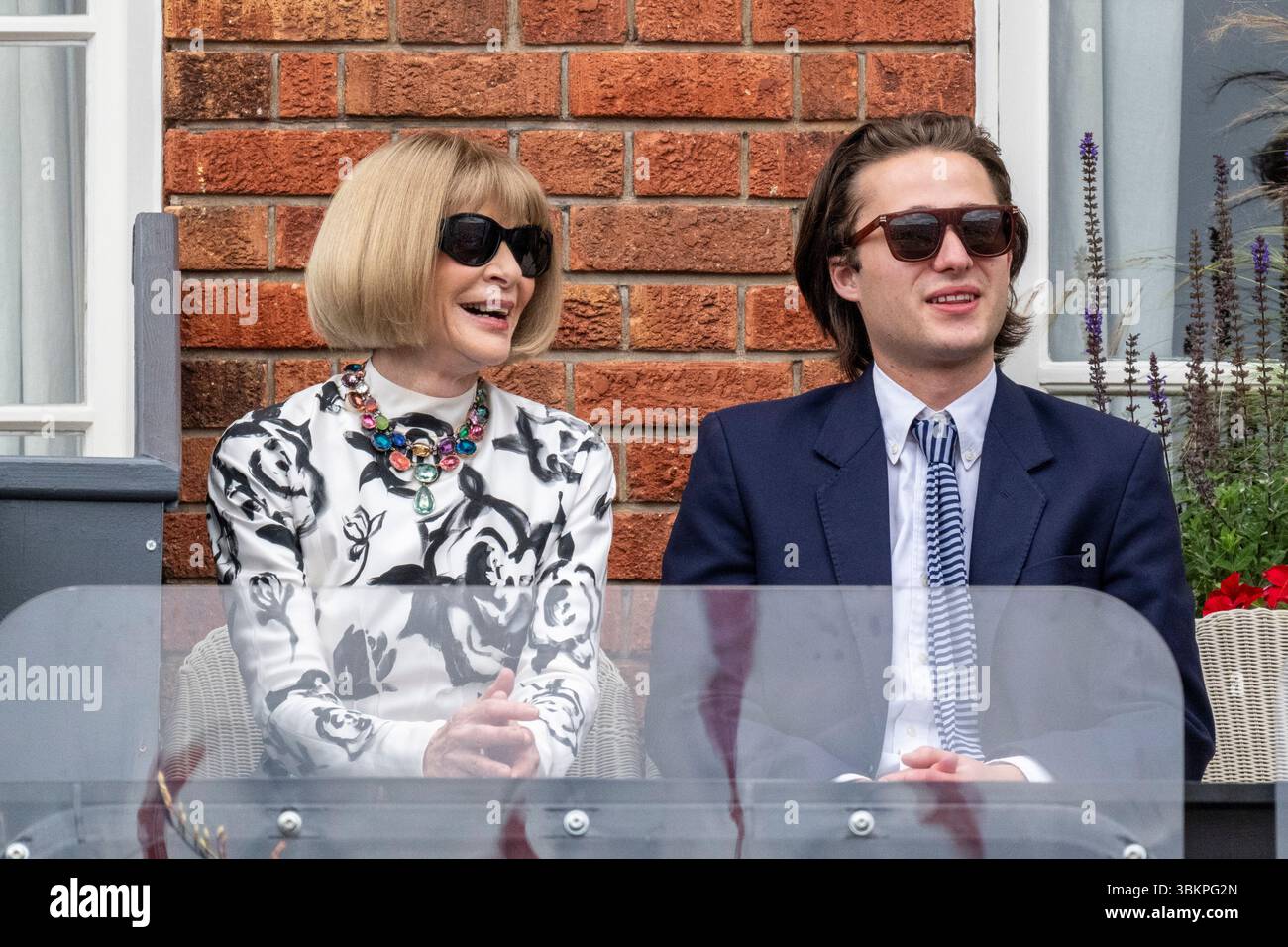 Londres, Royaume-Uni. 22 juin 2025. (L) Dame Anna Wintour, rédactrice en chef de Vogue, assiste à la finale masculine en simple entre Carlos Alcaraz (Espagne) et Jiri Lehecka (tchèque) aux Championnats HSBC au Queen’s Club. Credit : Stephen Chung / Alamy Live News Banque D'Images