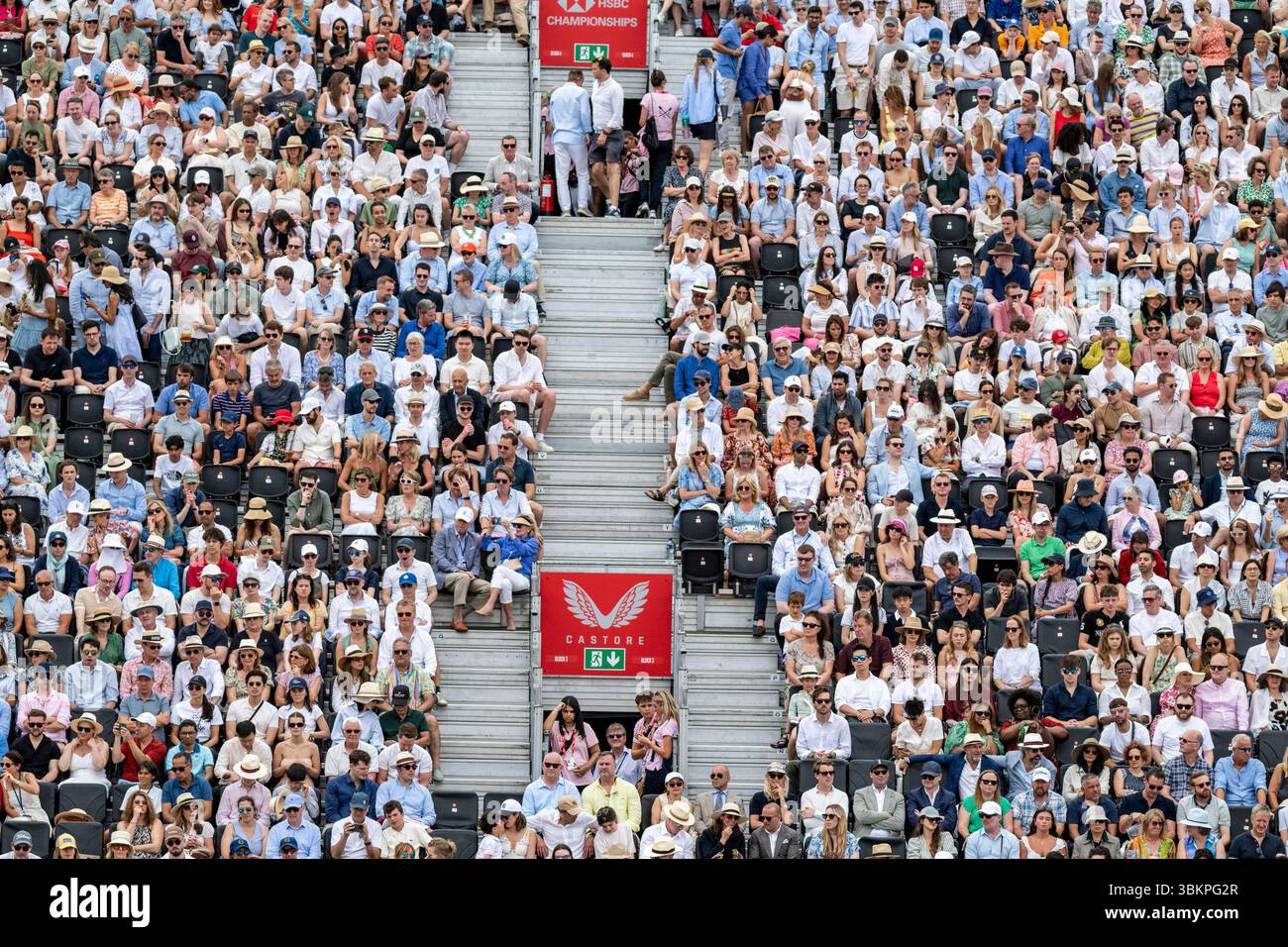Londres, Royaume-Uni. 22 juin 2025. Les spectateurs regardent la finale masculine en simple entre Carlos Alcaraz (Espagne) et Jiri Lehecka (tchèque) aux Championnats HSBC au Queen’s Club. Credit : Stephen Chung / Alamy Live News Banque D'Images
