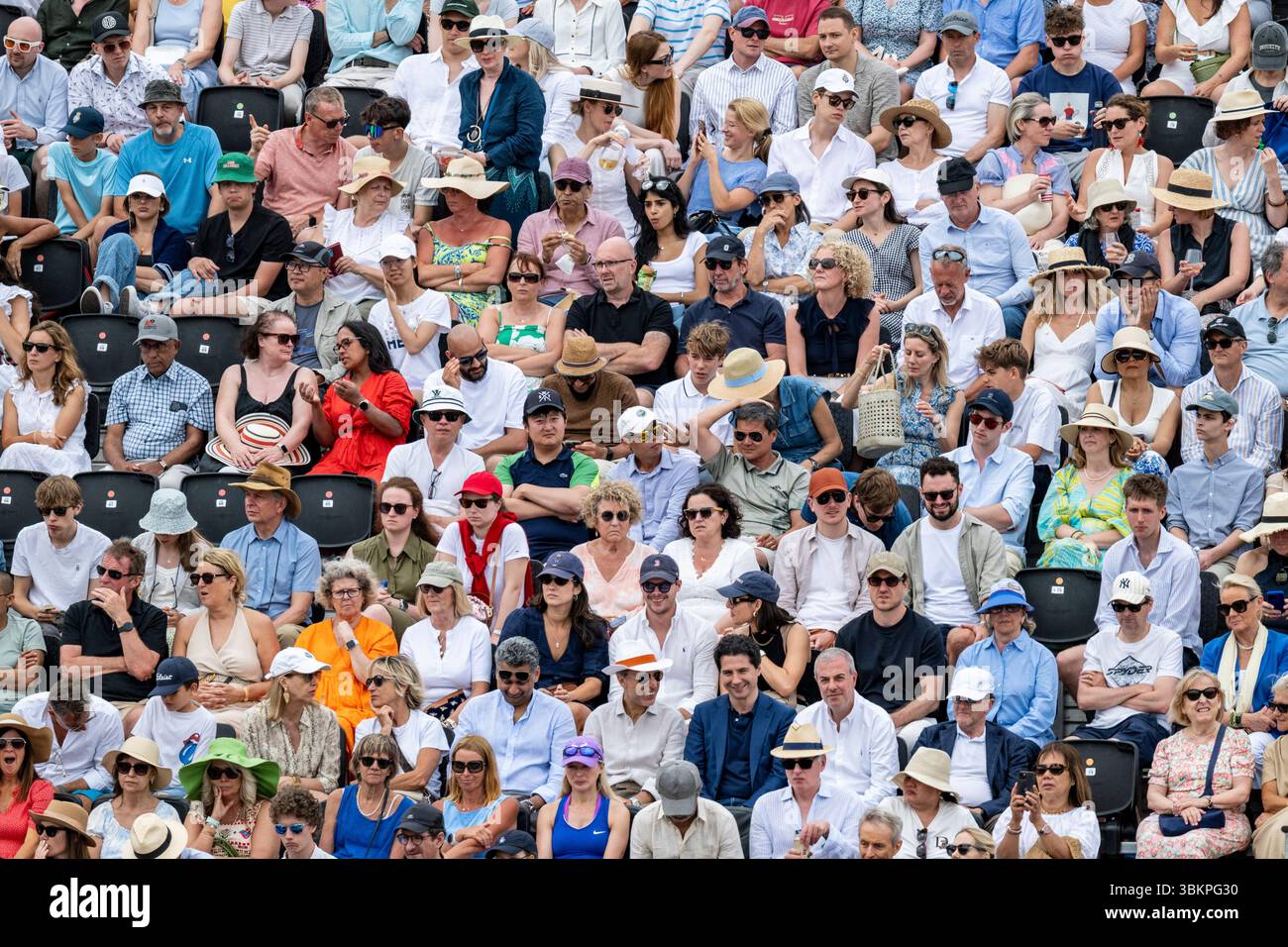 Londres, Royaume-Uni. 22 juin 2025. Les spectateurs regardent la finale masculine en simple entre Carlos Alcaraz (Espagne) et Jiri Lehecka (tchèque) aux Championnats HSBC au Queen’s Club. Credit : Stephen Chung / Alamy Live News Banque D'Images