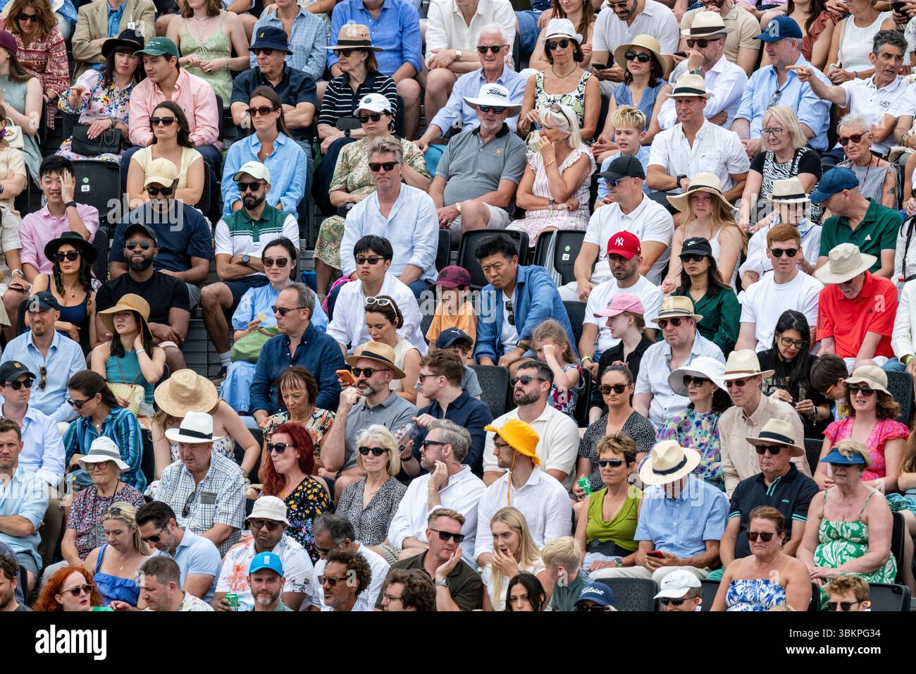Londres, Royaume-Uni. 22 juin 2025. Les spectateurs regardent la finale masculine en simple entre Carlos Alcaraz (Espagne) et Jiri Lehecka (tchèque) aux Championnats HSBC au Queen’s Club. Credit : Stephen Chung / Alamy Live News Banque D'Images