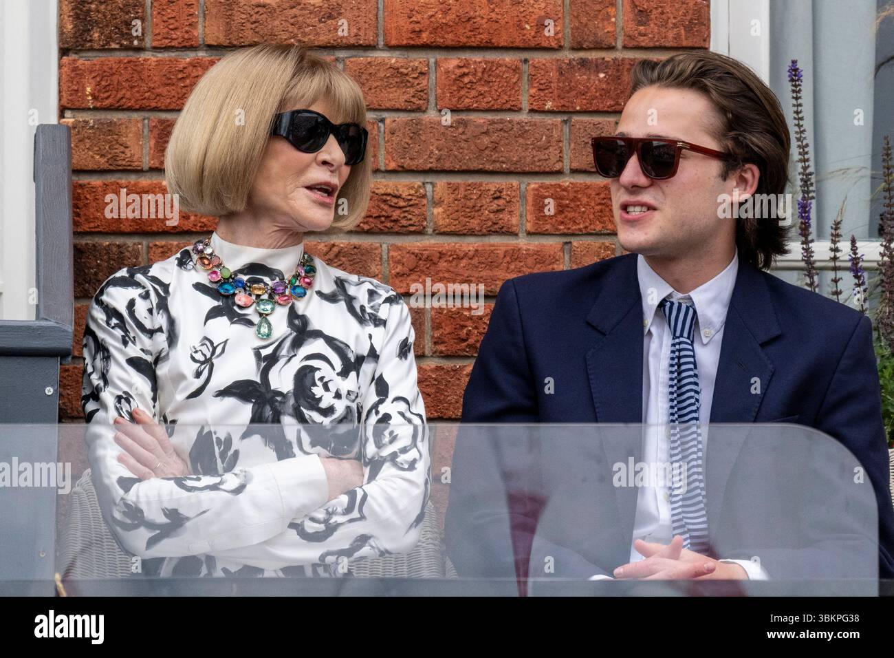 Londres, Royaume-Uni. 22 juin 2025. (L) Dame Anna Wintour, rédactrice en chef de Vogue, assiste à la finale masculine en simple entre Carlos Alcaraz (Espagne) et Jiri Lehecka (tchèque) aux Championnats HSBC au Queen’s Club. Credit : Stephen Chung / Alamy Live News Banque D'Images