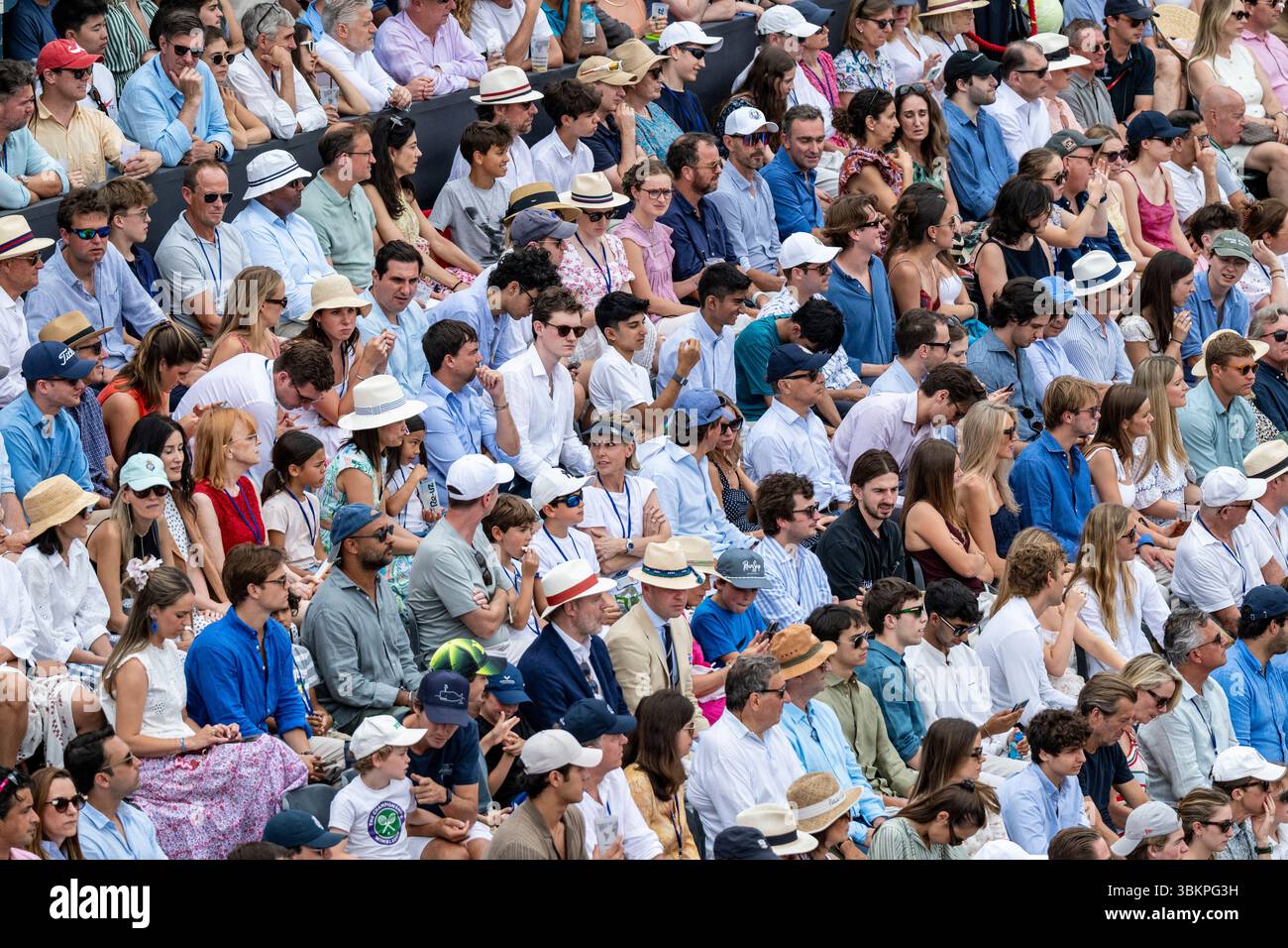 Londres, Royaume-Uni. 22 juin 2025. Les spectateurs regardent la finale masculine en simple entre Carlos Alcaraz (Espagne) et Jiri Lehecka (tchèque) aux Championnats HSBC au Queen’s Club. Credit : Stephen Chung / Alamy Live News Banque D'Images