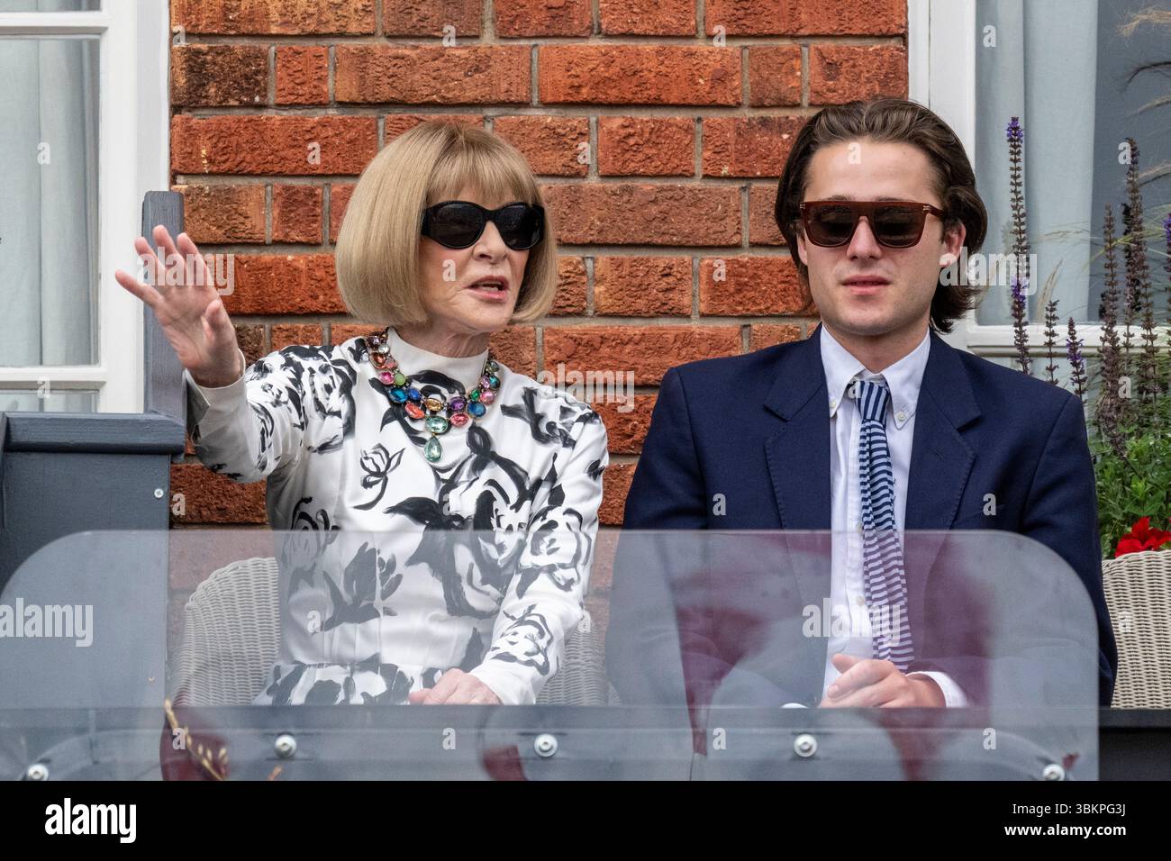 Londres, Royaume-Uni. 22 juin 2025. (L) Dame Anna Wintour, rédactrice en chef de Vogue, assiste à la finale masculine en simple entre Carlos Alcaraz (Espagne) et Jiri Lehecka (tchèque) aux Championnats HSBC au Queen’s Club. Credit : Stephen Chung / Alamy Live News Banque D'Images
