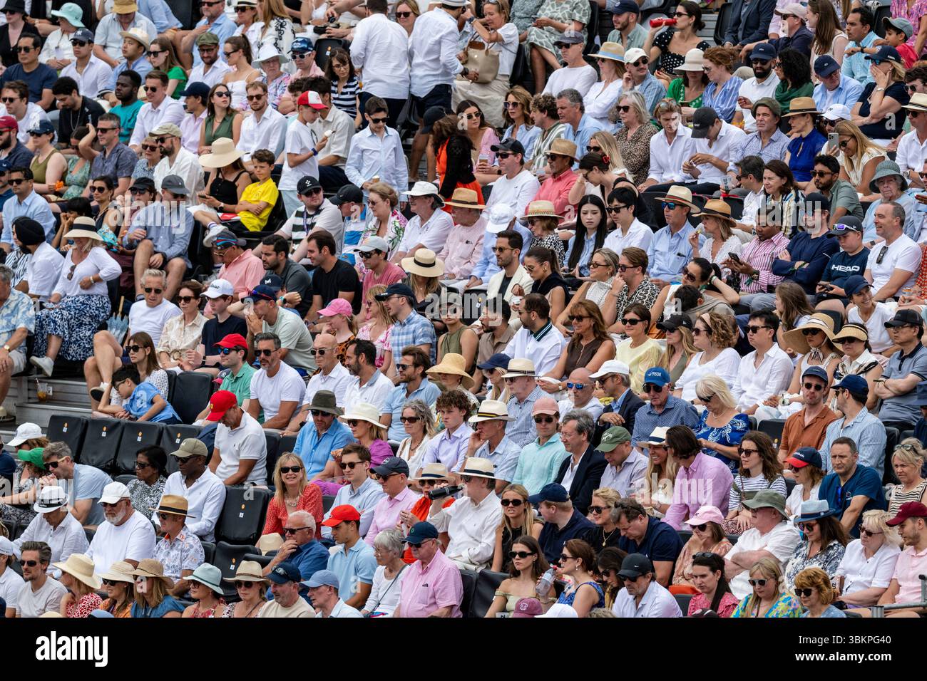 Londres, Royaume-Uni. 22 juin 2025. Les spectateurs regardent la finale masculine en simple entre Carlos Alcaraz (Espagne) et Jiri Lehecka (tchèque) aux Championnats HSBC au Queen’s Club. Credit : Stephen Chung / Alamy Live News Banque D'Images