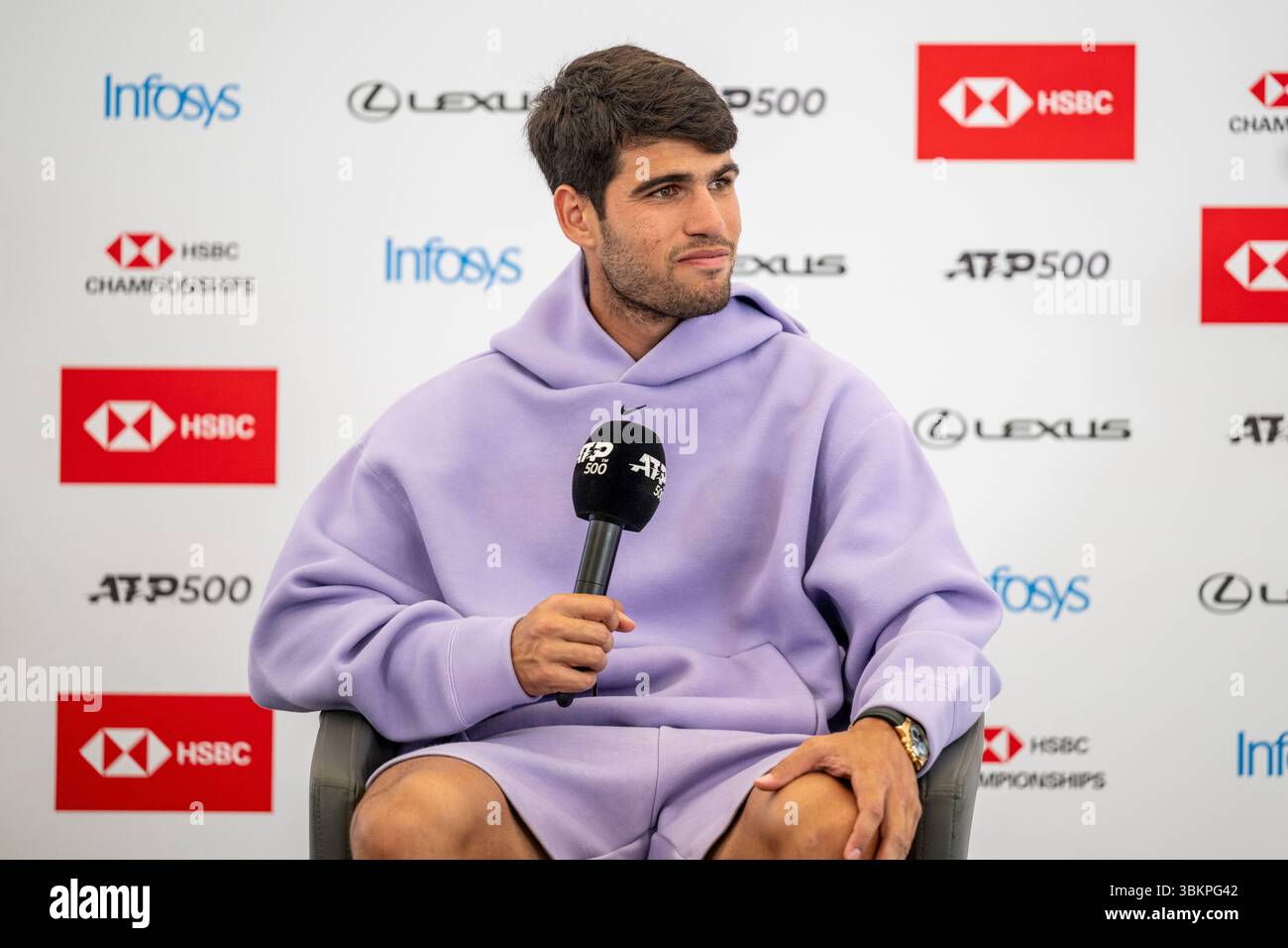Londres, Royaume-Uni. 22 juin 2025. Carlos Alcaraz (Espagne), vêtu d’une tenue post-match, donne un entretien à la presse après avoir remporté la finale masculine en simple contre Jiri Lehecka (tchèque) aux Championnats HSBC au Queen’s Club. Credit : Stephen Chung / Alamy Live News Banque D'Images