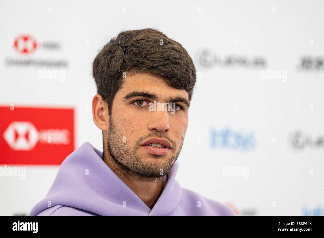 Londres, Royaume-Uni. 22 juin 2025. Carlos Alcaraz (Espagne), vêtu d’une tenue post-match, donne un entretien à la presse après avoir remporté la finale masculine en simple contre Jiri Lehecka (tchèque) aux Championnats HSBC au Queen’s Club. Credit : Stephen Chung / Alamy Live News Banque D'Images