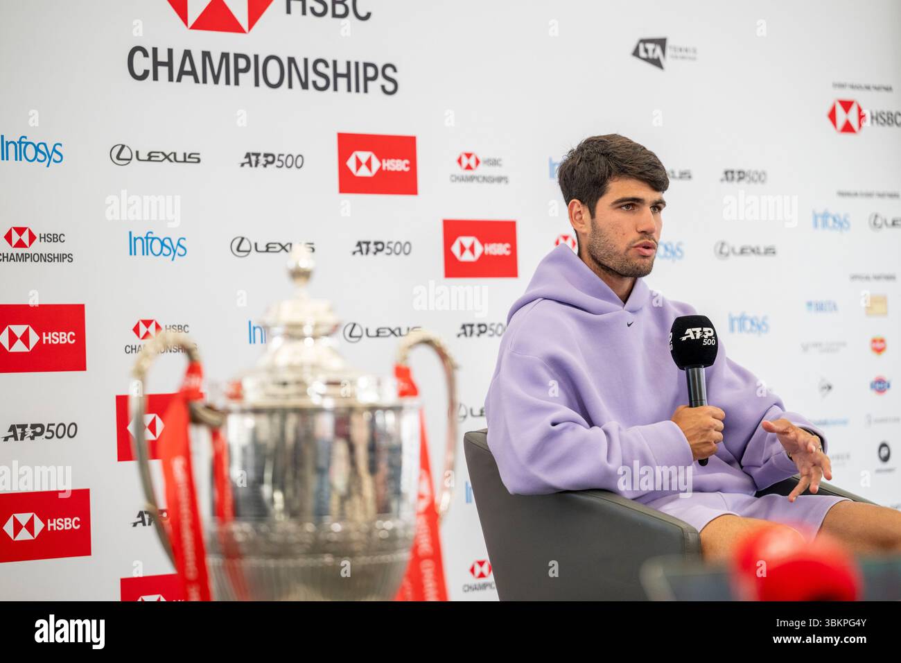 Londres, Royaume-Uni. 22 juin 2025. Carlos Alcaraz (Espagne), vêtu d’une tenue post-match, donne un entretien à la presse après avoir remporté la finale masculine en simple contre Jiri Lehecka (tchèque) aux Championnats HSBC au Queen’s Club. Credit : Stephen Chung / Alamy Live News Banque D'Images