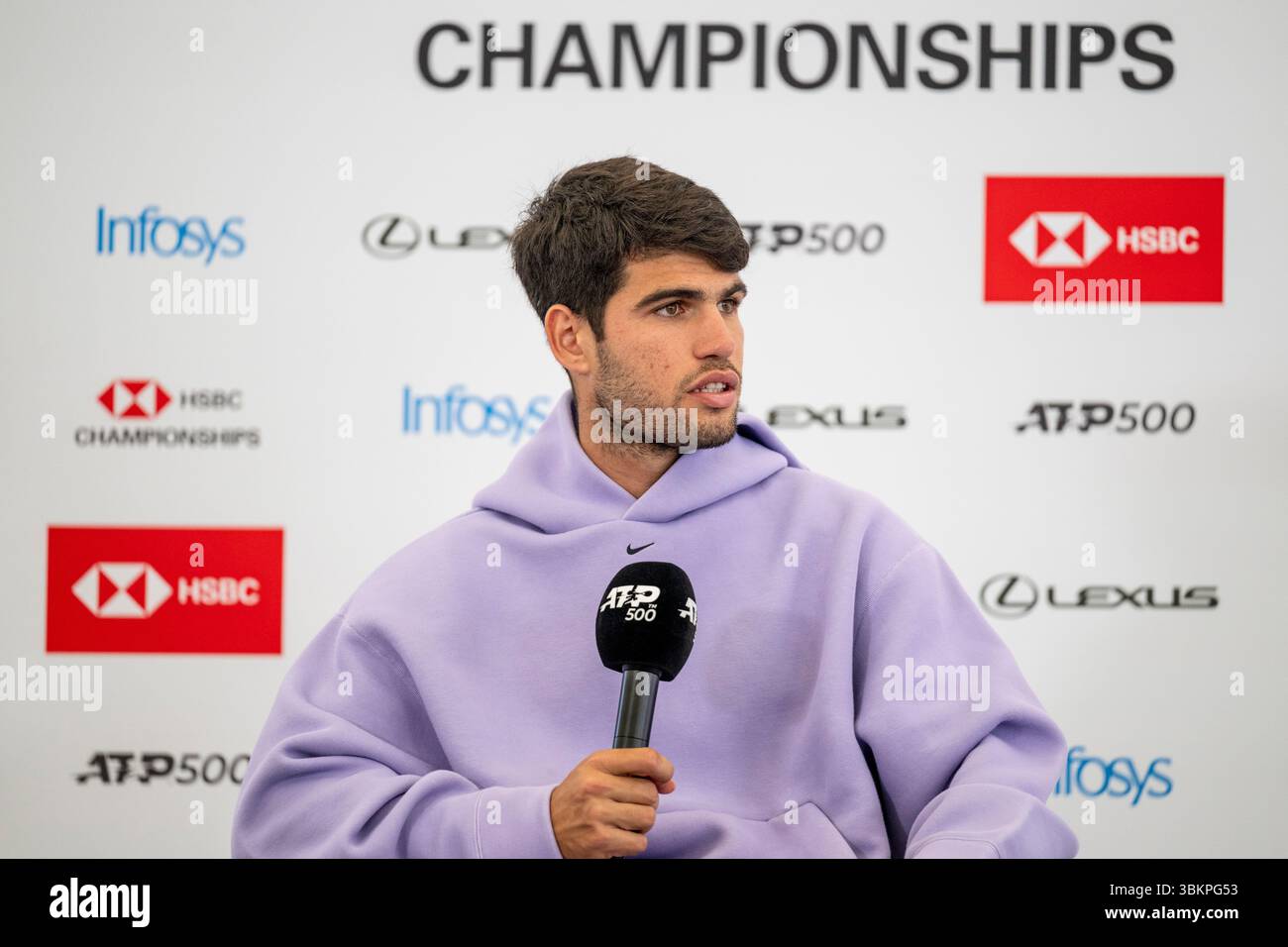 Londres, Royaume-Uni. 22 juin 2025. Carlos Alcaraz (Espagne), vêtu d’une tenue post-match, donne un entretien à la presse après avoir remporté la finale masculine en simple contre Jiri Lehecka (tchèque) aux Championnats HSBC au Queen’s Club. Credit : Stephen Chung / Alamy Live News Banque D'Images