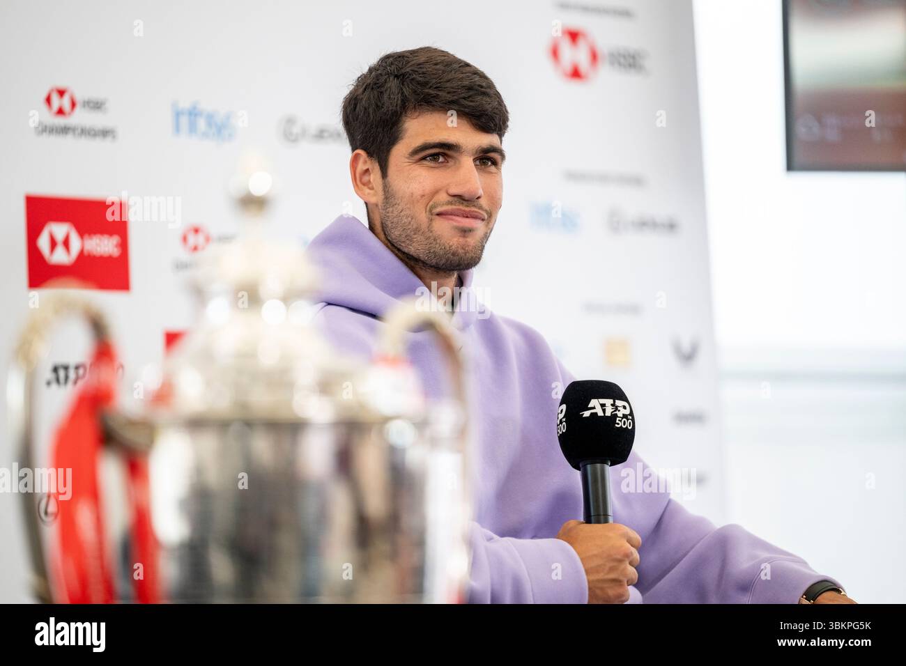Londres, Royaume-Uni. 22 juin 2025. Carlos Alcaraz (Espagne), vêtu d’une tenue post-match, donne un entretien à la presse après avoir remporté la finale masculine en simple contre Jiri Lehecka (tchèque) aux Championnats HSBC au Queen’s Club. Credit : Stephen Chung / Alamy Live News Banque D'Images