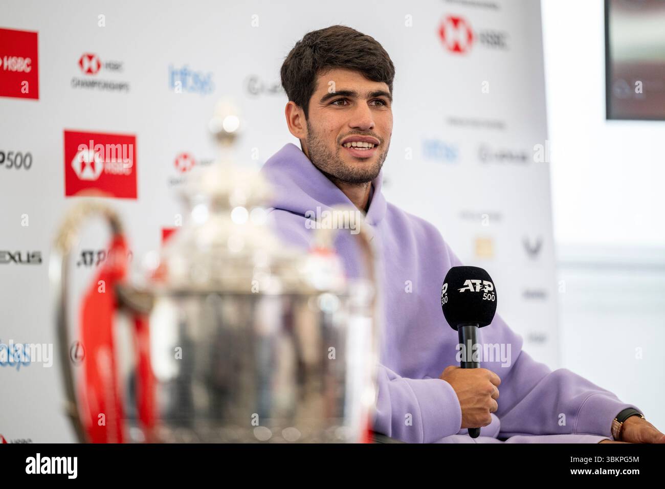 Londres, Royaume-Uni. 22 juin 2025. Carlos Alcaraz (Espagne), vêtu d’une tenue post-match, donne un entretien à la presse après avoir remporté la finale masculine en simple contre Jiri Lehecka (tchèque) aux Championnats HSBC au Queen’s Club. Credit : Stephen Chung / Alamy Live News Banque D'Images