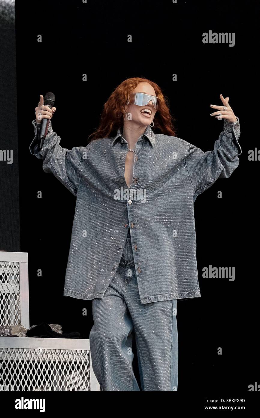 Newport, Royaume-Uni. 22 juin 2025. La chanteuse et compositrice anglaise Jessica Hannah Glynne, connue professionnellement sous le nom de Jess Glynne, se produit en direct sur scène au Festival de l'île de Wight. Jessica Hannah Glynne a remporté un Grammy Award et neuf nominations aux Brit Awards. Le magazine Forbes la considère comme l'une des « personnes les plus influentes de moins de 30 ans » en 2019. Crédit : SOPA images Limited/Alamy Live News Banque D'Images