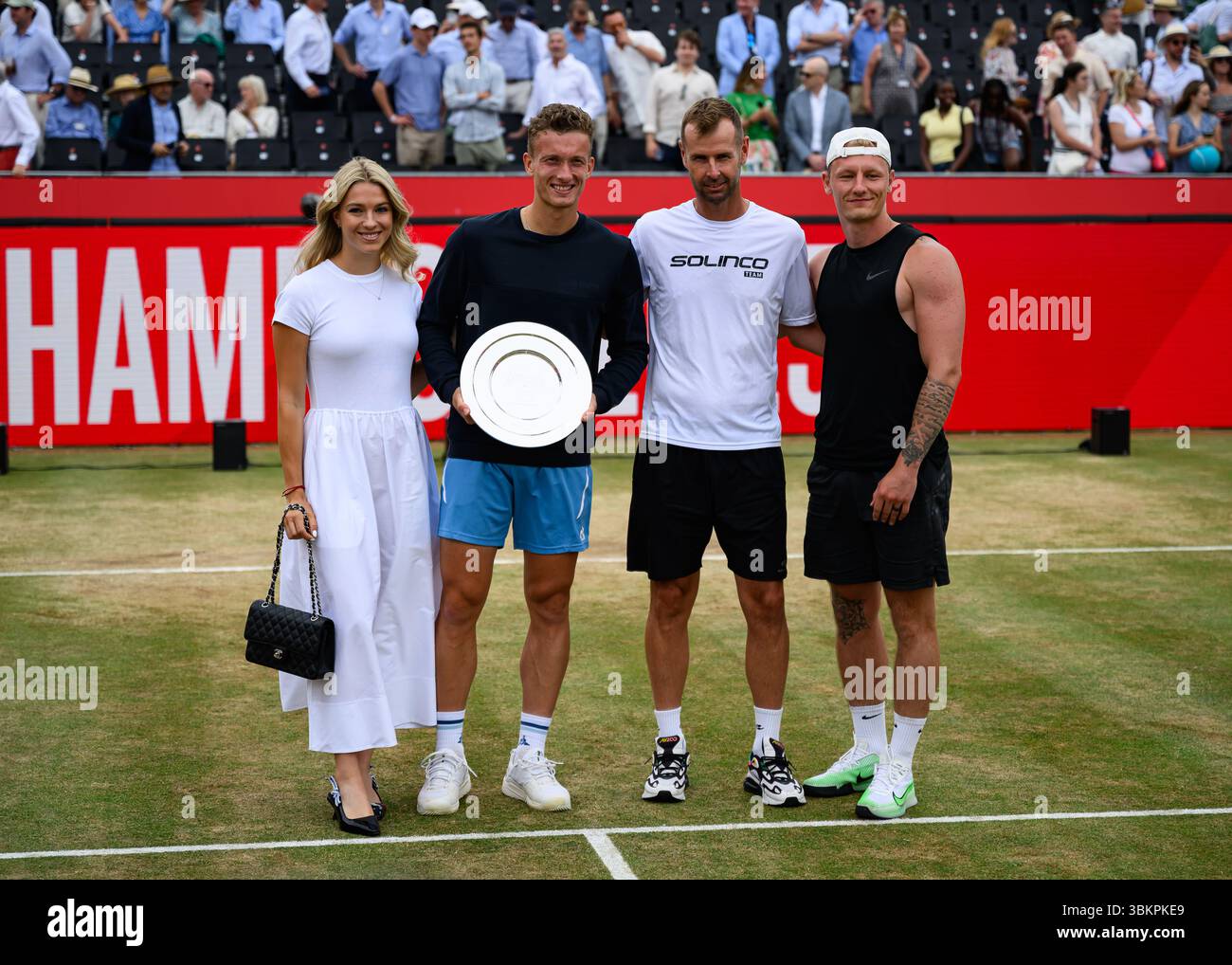 LONDRES, ROYAUME-UNI 22 juin : Jiri Lehecka (CZE) (au centre letf) pose une photo avec ses amis lors de la présentation lors de la finale ATP 500 des Championnats HSBC 2025 au Queen's Club le dimanche 22 juin 2025 à LONDRES, ROYAUME-UNI. Crédit : Taka Wu/Alamy Live News Banque D'Images