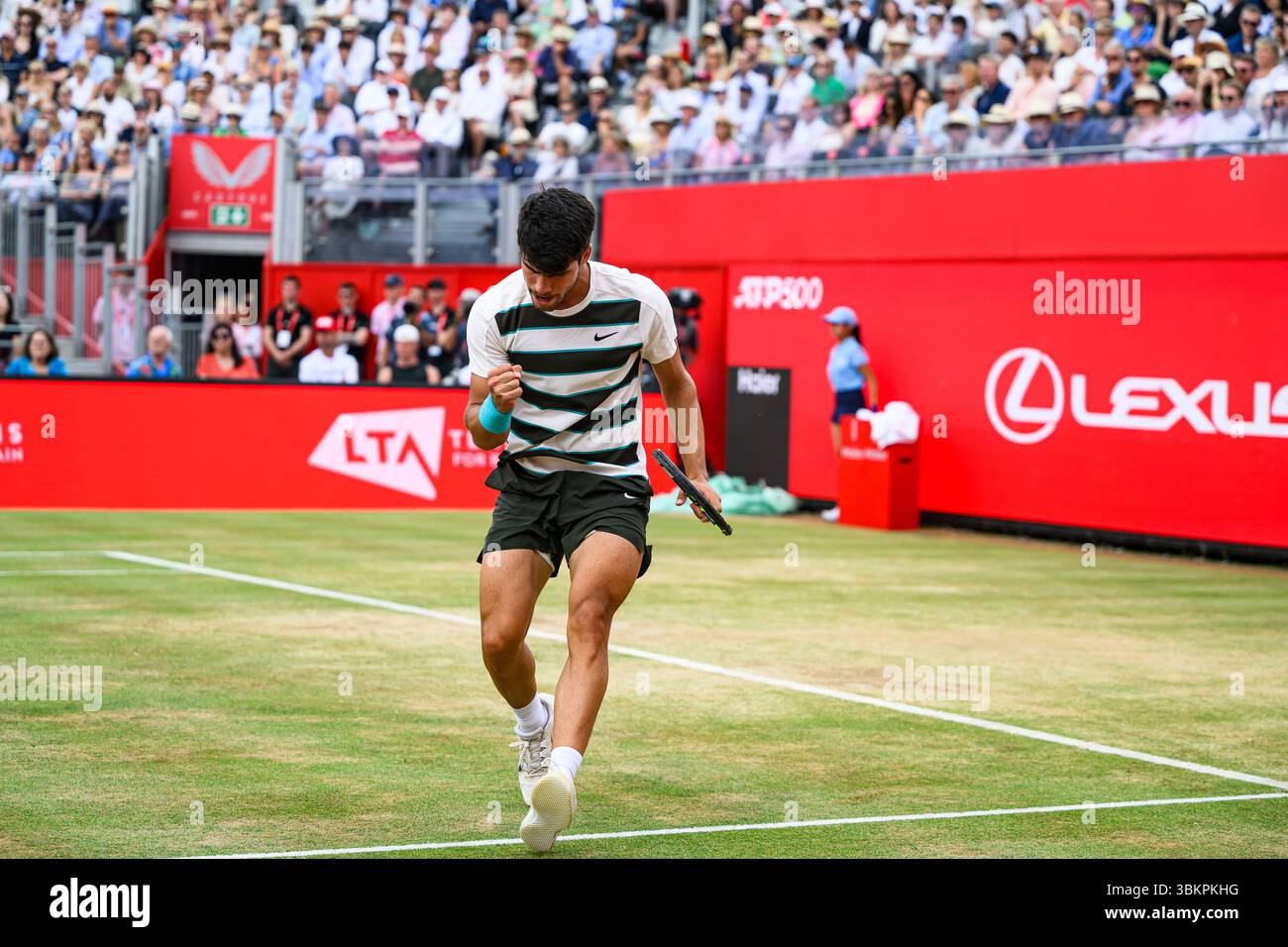 LONDRES, ROYAUME-UNI 22 juin : Carlos Alcaraz (ESP) réagit contre Jiri Lehecka (CZE) lors de la finale ATP 500 des Championnats HSBC 2025 au Queen's Club le dimanche 22 juin 2025 à LONDRES, ROYAUME-UNI. Crédit : Taka Wu/Alamy Live News Banque D'Images