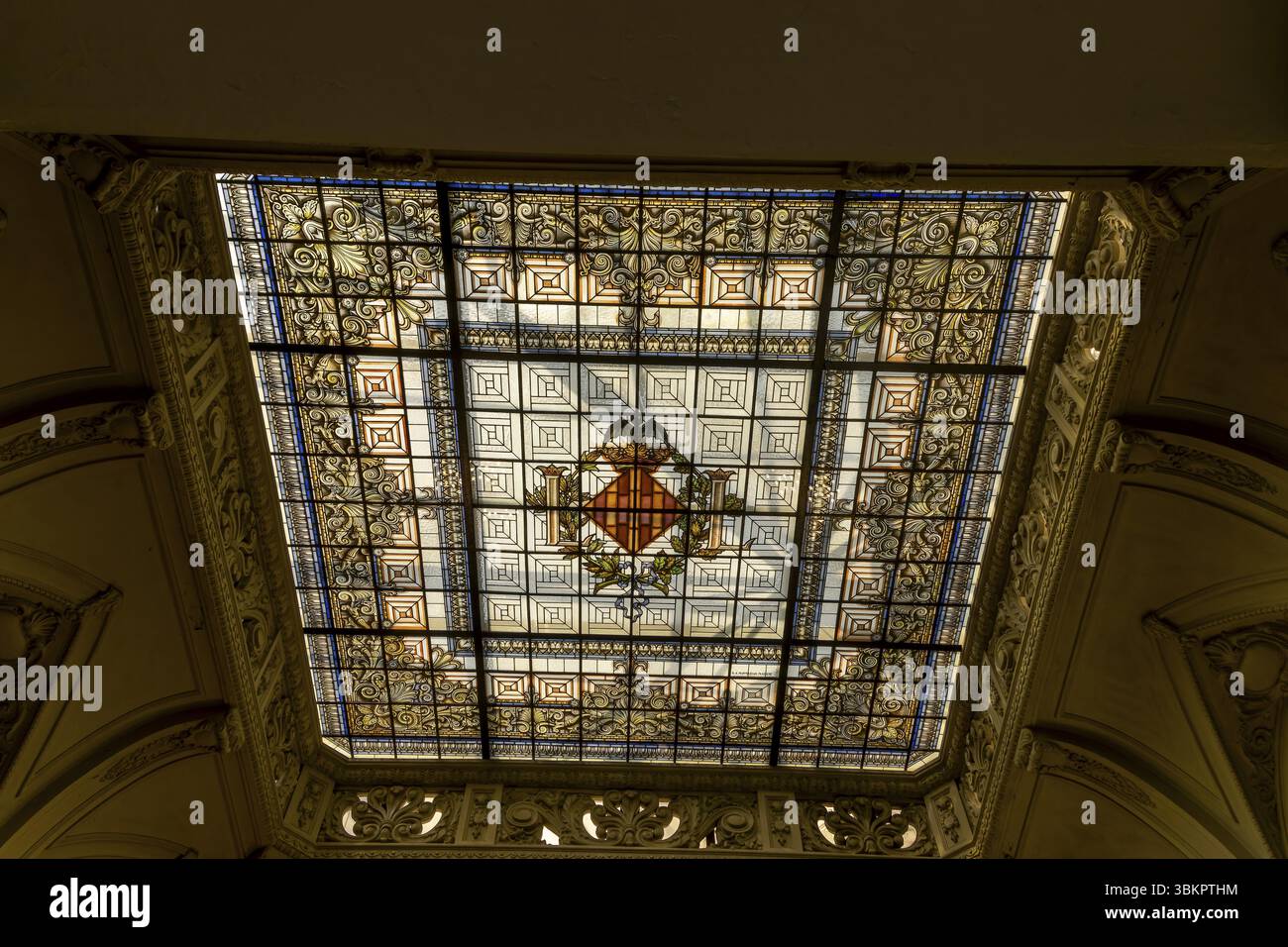 Le plafond de verre luxueux dans le bâtiment de l'Ajuntament de Valencia (mairie (mairie) de Valence) dans la Plaza Ayuntamiento dans le cen Banque D'Images Le plafond de verre luxueux dans le bâtiment de l'Ajuntament de Valencia (mairie (mairie) de Valence) dans la Plaza Ayuntamiento dans le cen Banque D'Images