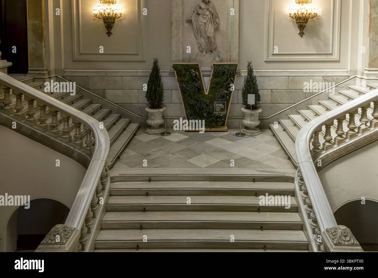 L'escalier luxueux dans le bâtiment de l'Ajuntament de Valencia (mairie (mairie) de Valence) dans la Plaza Ayuntamiento dans le centre Banque D'Images L'escalier luxueux dans le bâtiment de l'Ajuntament de Valencia (mairie (mairie) de Valence) dans la Plaza Ayuntamiento dans le centre Banque D'Images