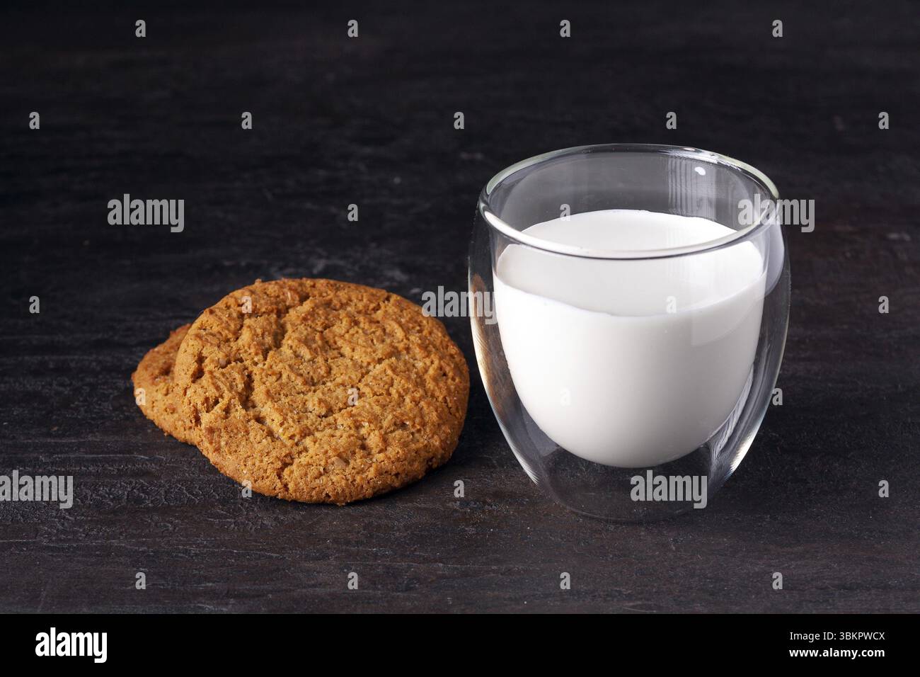Un verre de lait et des biscuits à l'avoine sur la table Banque D'Images