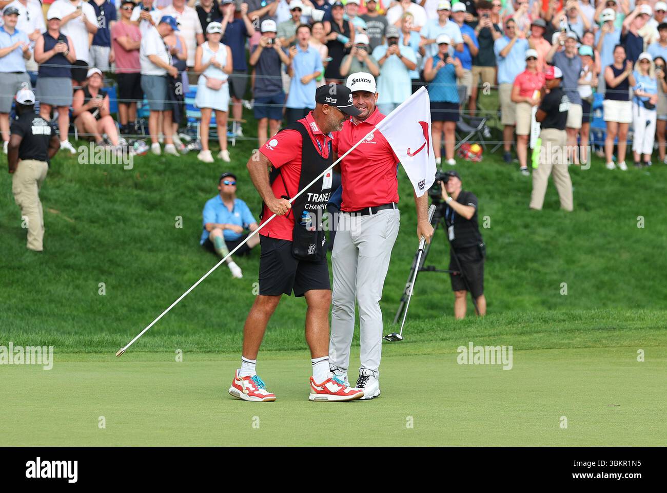 CROMWELL, CT - JUNE 22: Keegan Bradley of United States celebrates with his caddie after winning the 2025 Travelers Championship on June 22, 2025, at TPC River Highlands in Cromwell, CT. (Photo by M. Anthony Nesmith/Icon Sportswire) (Icon Sportswire via AP Images) Banque D'Images